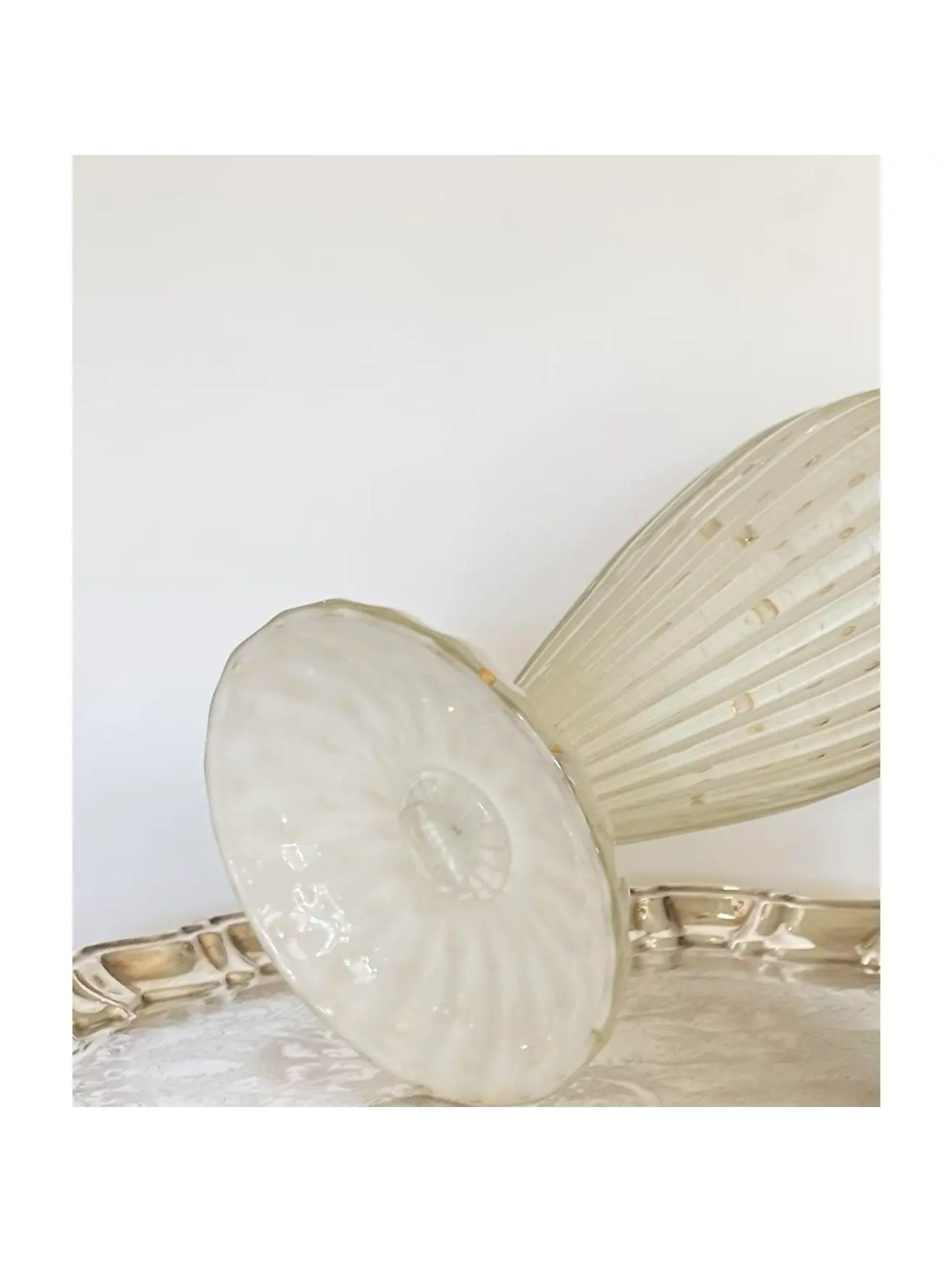 Énorme carafe à décanter en murano Alfredo Barbini, de 19 pouces, de style moderne du milieu du siècle. Il comprend le bouchon d'origine avec la bulle prévue et les inclusions d'or. 

Informations complémentaires :
MATERIAL : verre de