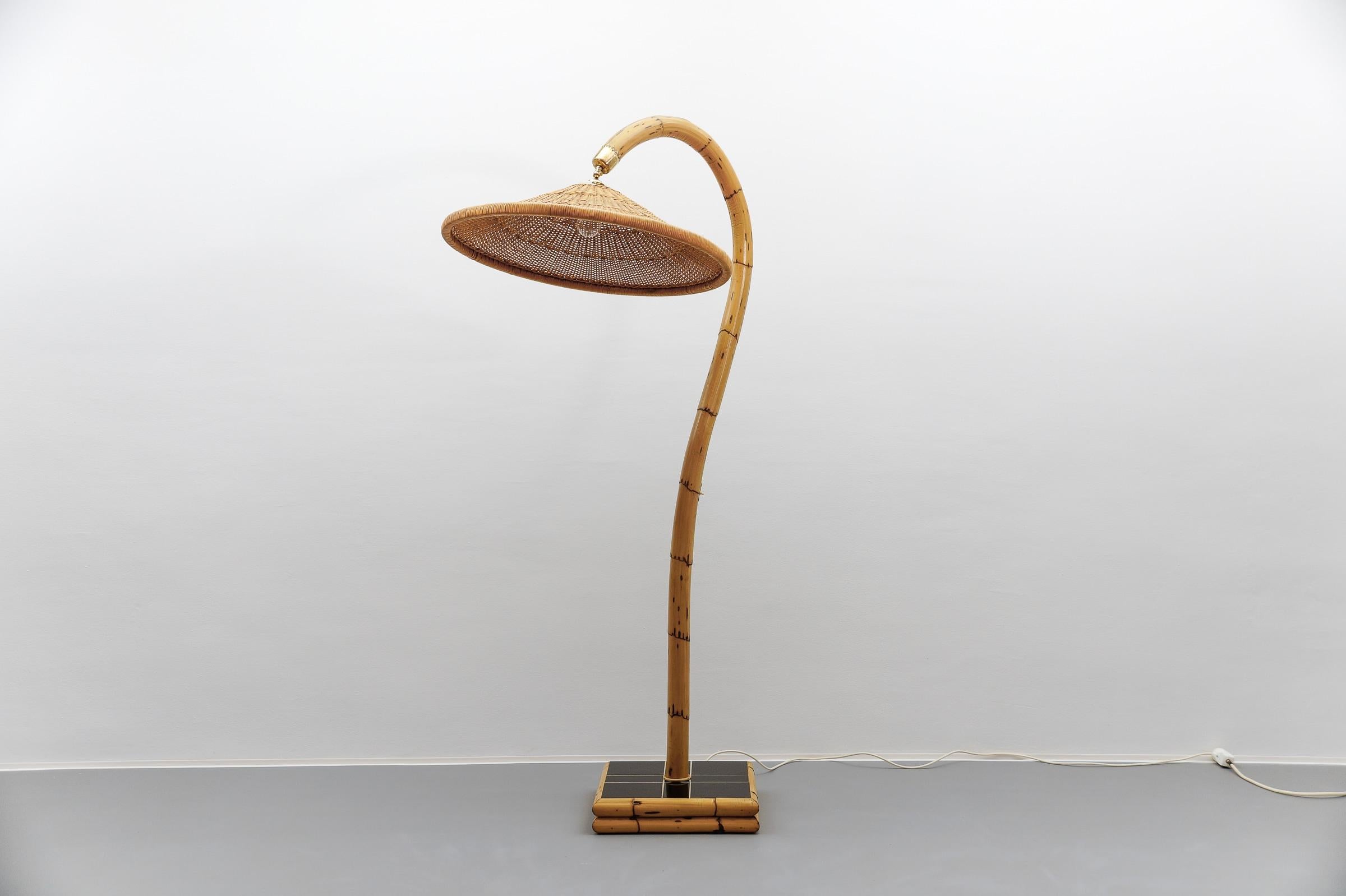 The floor lamp is really beautiful and decorative.

A fantastic piece of craftsmanship. 

 The lampshade has an incredible 70cm diameter. 

The lamp comes with 1x E27 / E26 Edison screw fit bulb holder, is wired and in working condition. It runs