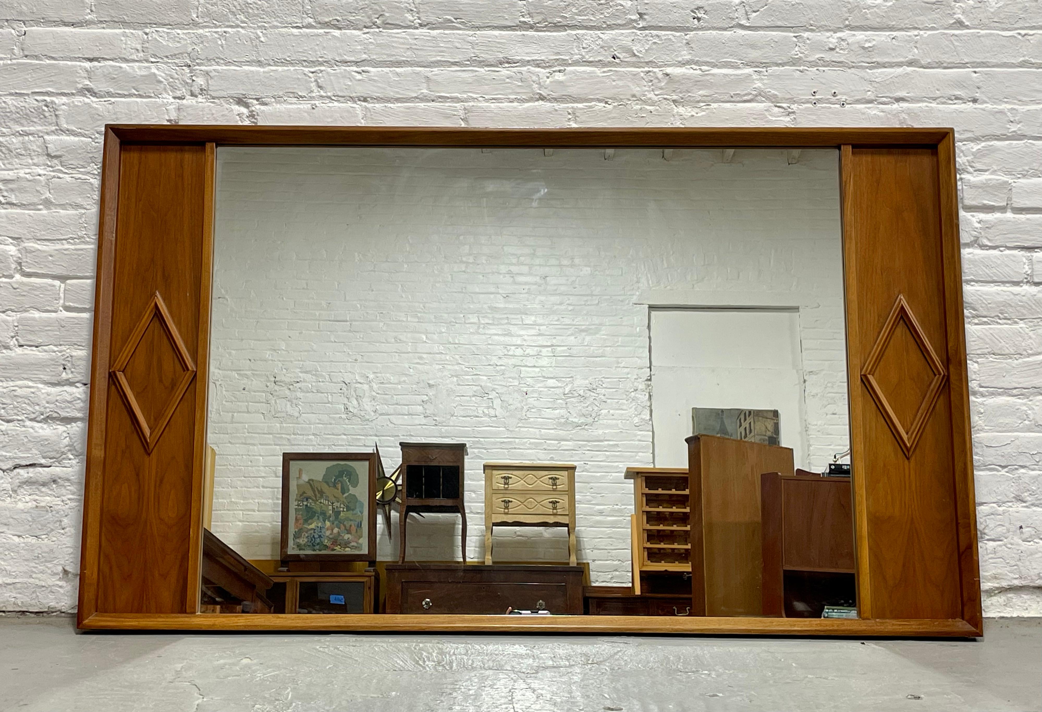 ENORME ESPEJO Diamante de nogal moderno de mediados de siglo de Albert Parvin, c. 1960 en venta 4