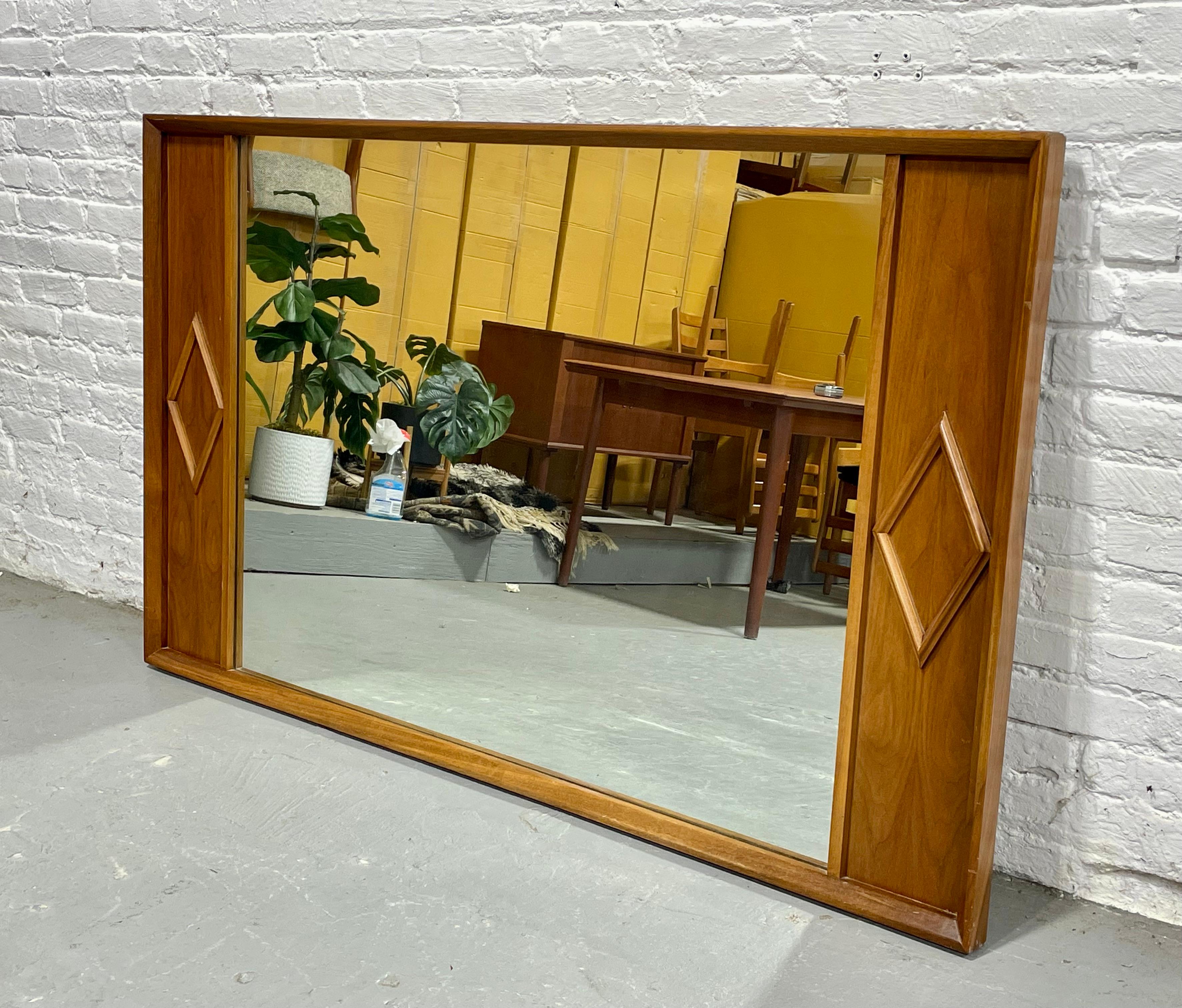 ENORME ESPEJO Diamante de nogal moderno de mediados de siglo de Albert Parvin, c. 1960 Moderno de mediados de siglo en venta