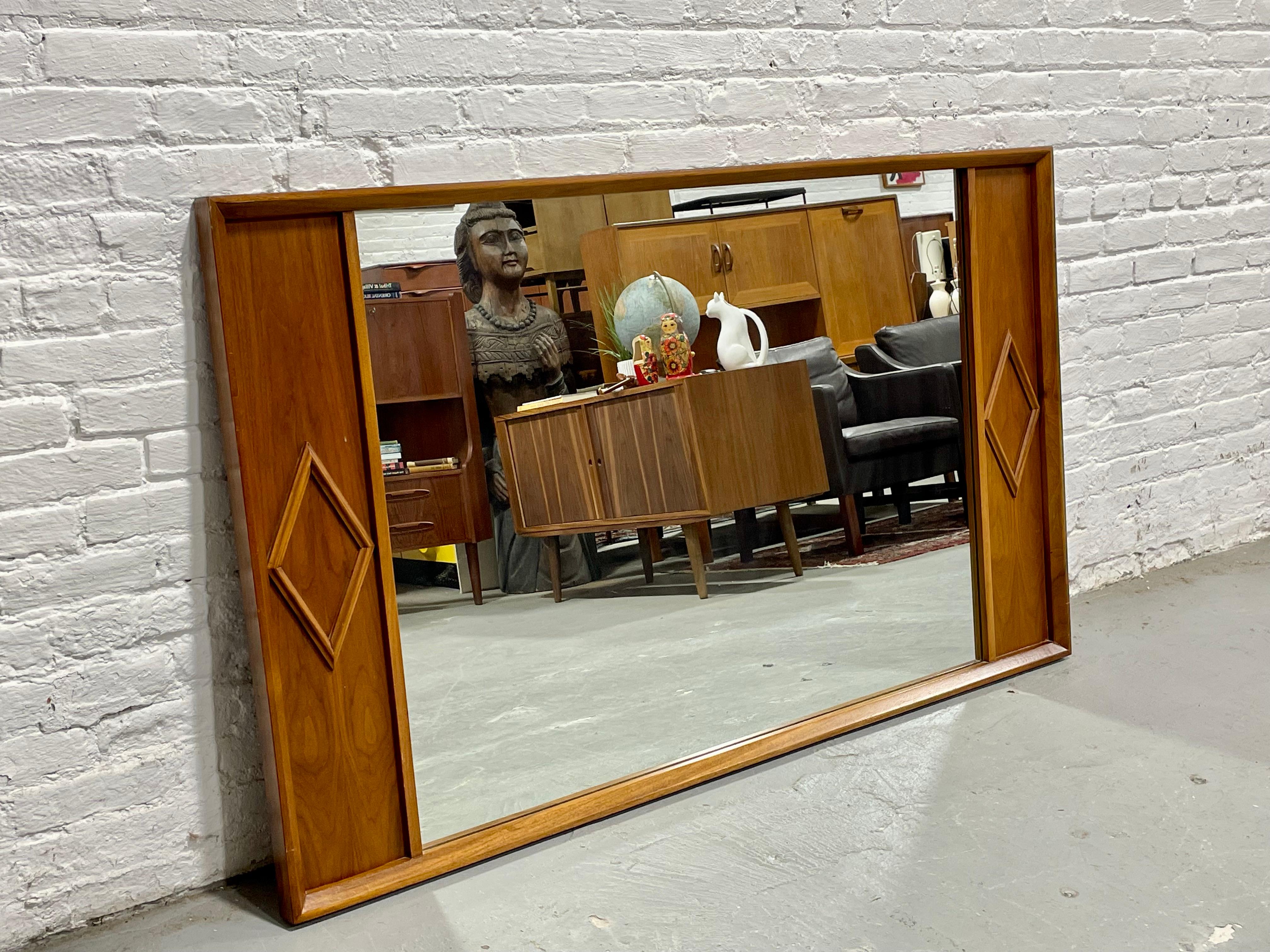 ENORME ESPEJO Diamante de nogal moderno de mediados de siglo de Albert Parvin, c. 1960 mediados del siglo XX en venta
