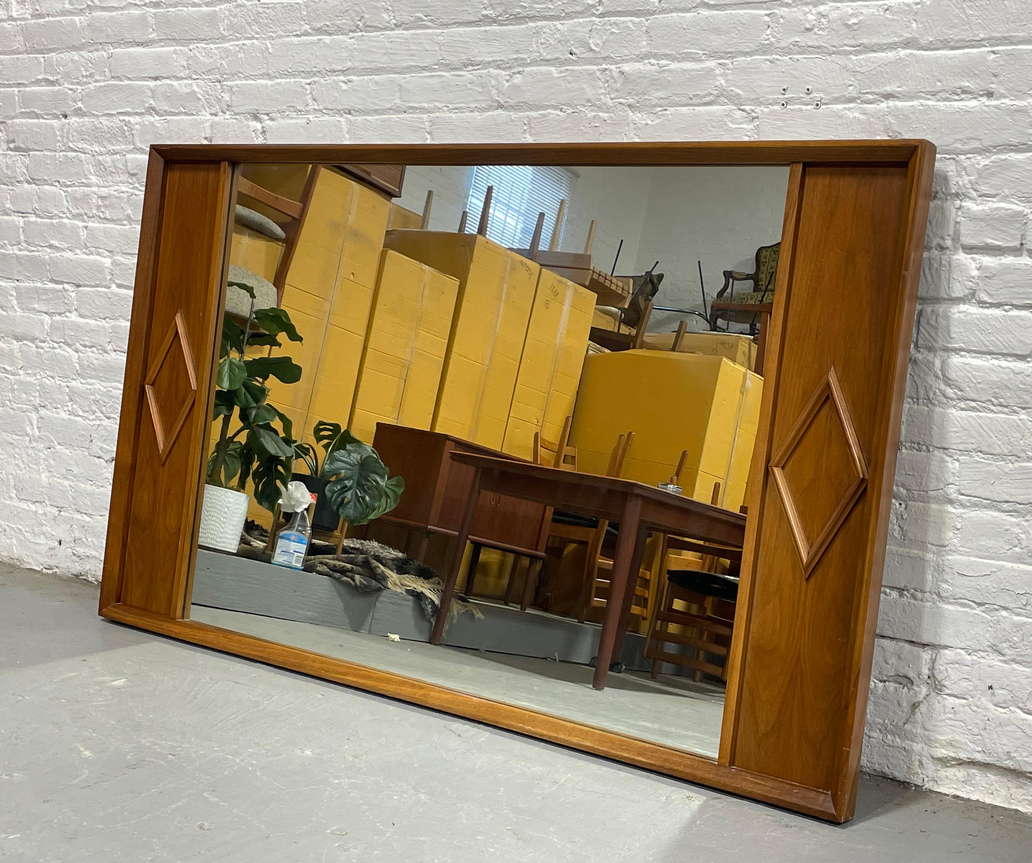 ENORME ESPEJO Diamante de nogal moderno de mediados de siglo de Albert Parvin, c. 1960 en venta 3