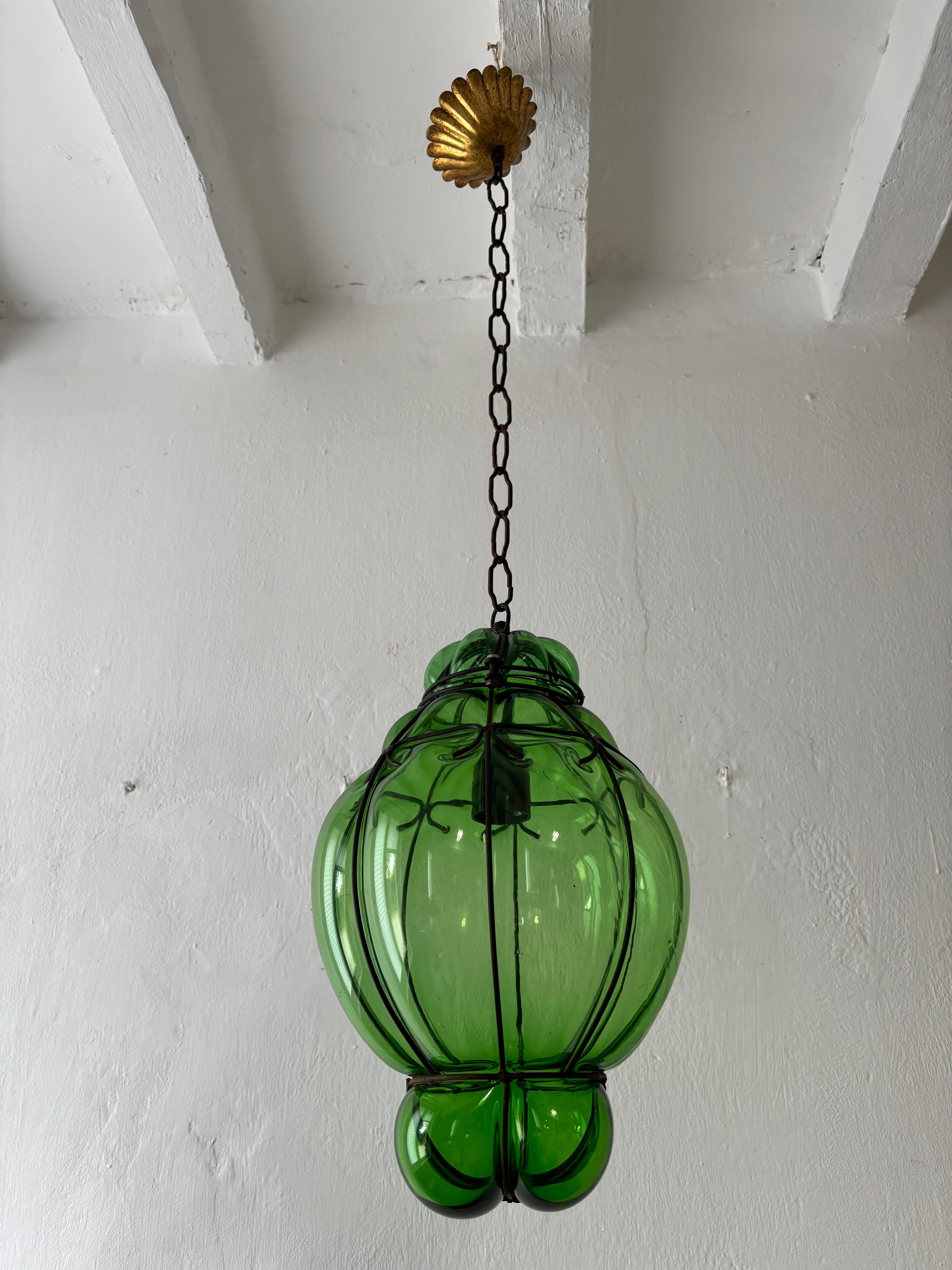 Alloggiamento a una luce. Sarà ricablato con una presa certificata UL US per gli Stati Uniti o una presa appropriata per altri paesi e sarà pronto per essere appeso. Rara lanterna in vetro soffiato verde di Murano in gabbia di metallo con bolle.