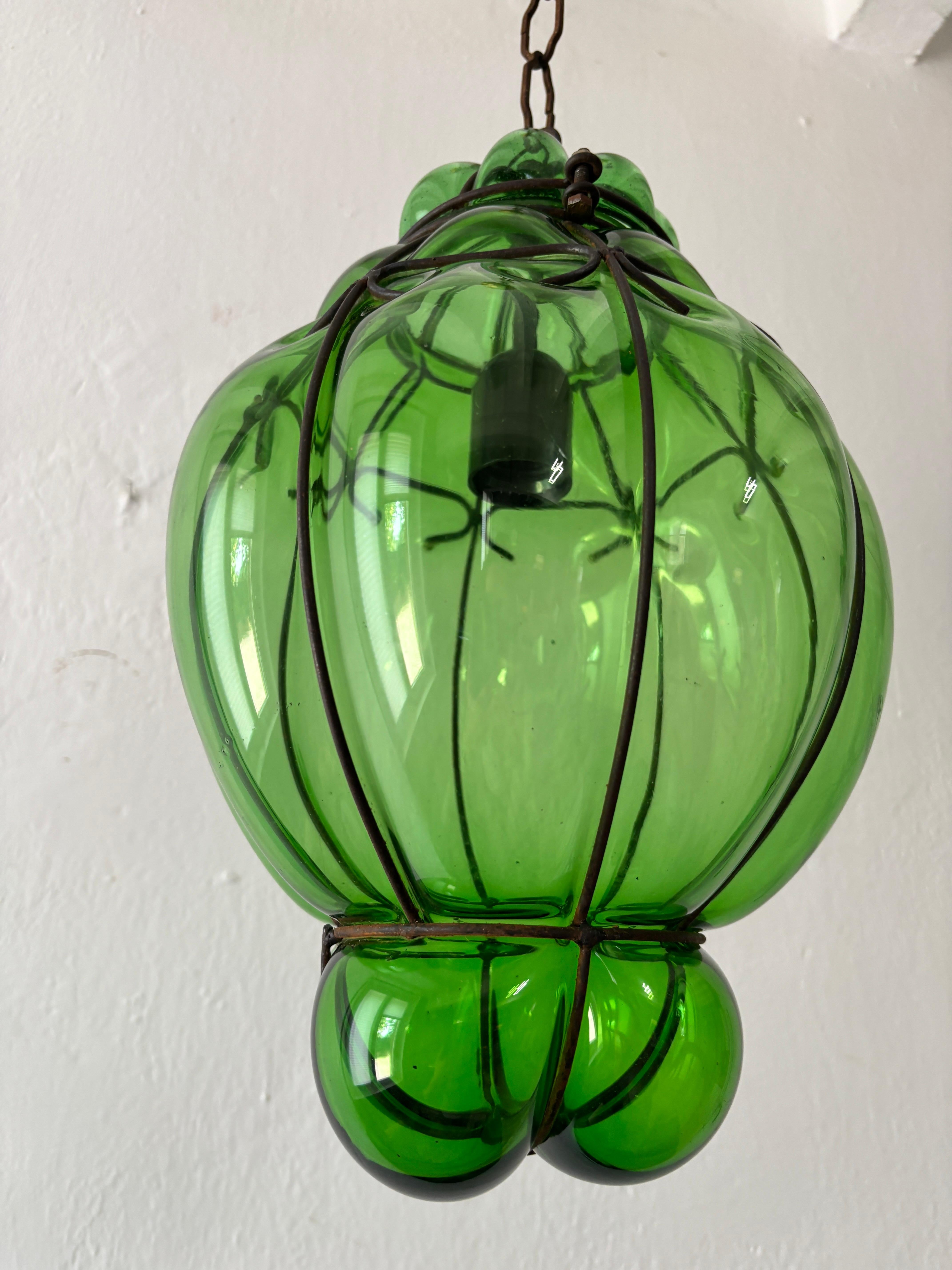 Italiano Enorme lampadario a lanterna a bolla soffiata verde di Murano di metà secolo, Greene & Greene Rare in vendita
