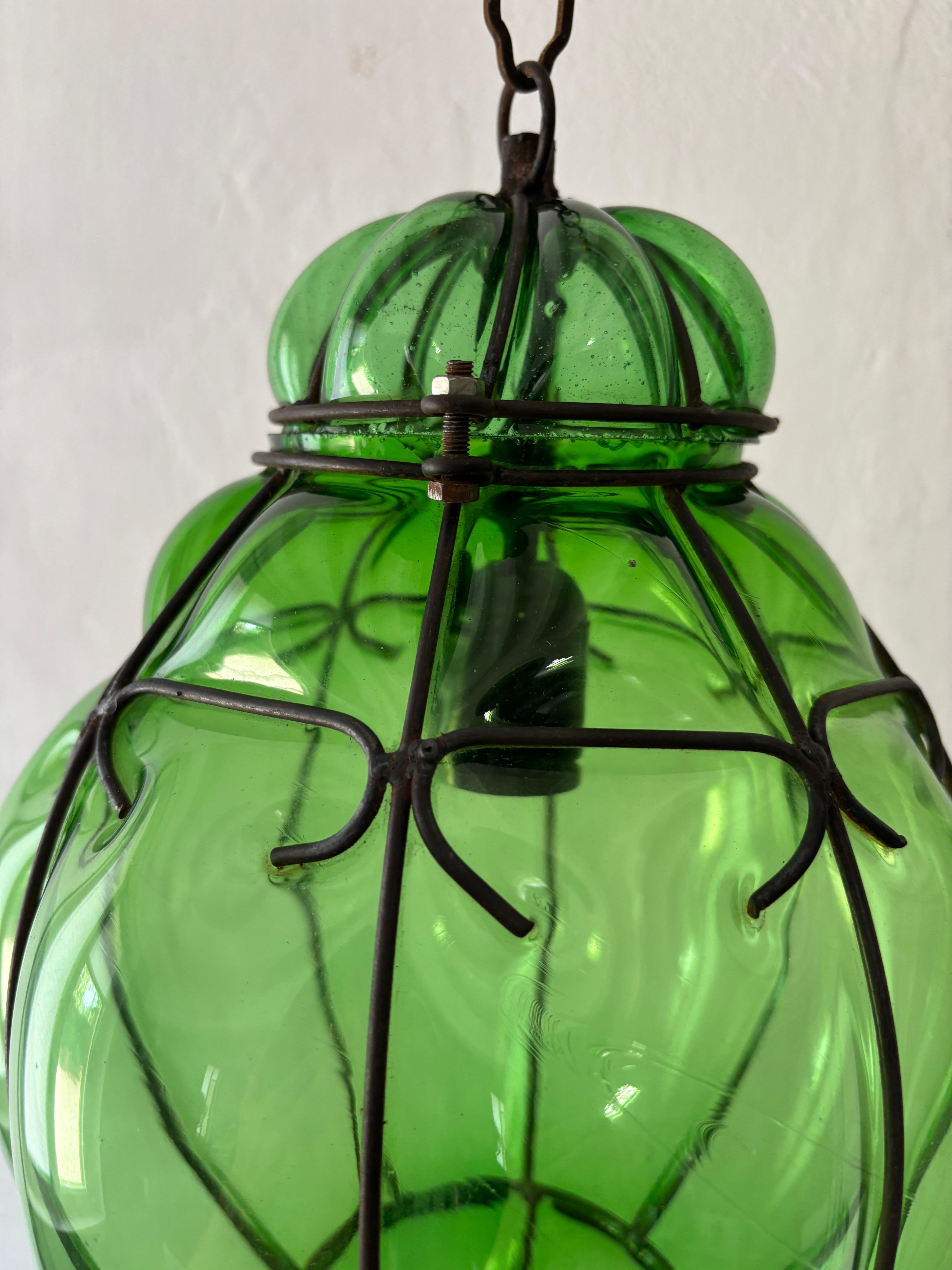 Metà XX secolo Enorme lampadario a lanterna a bolla soffiata verde di Murano di metà secolo, Greene & Greene Rare in vendita
