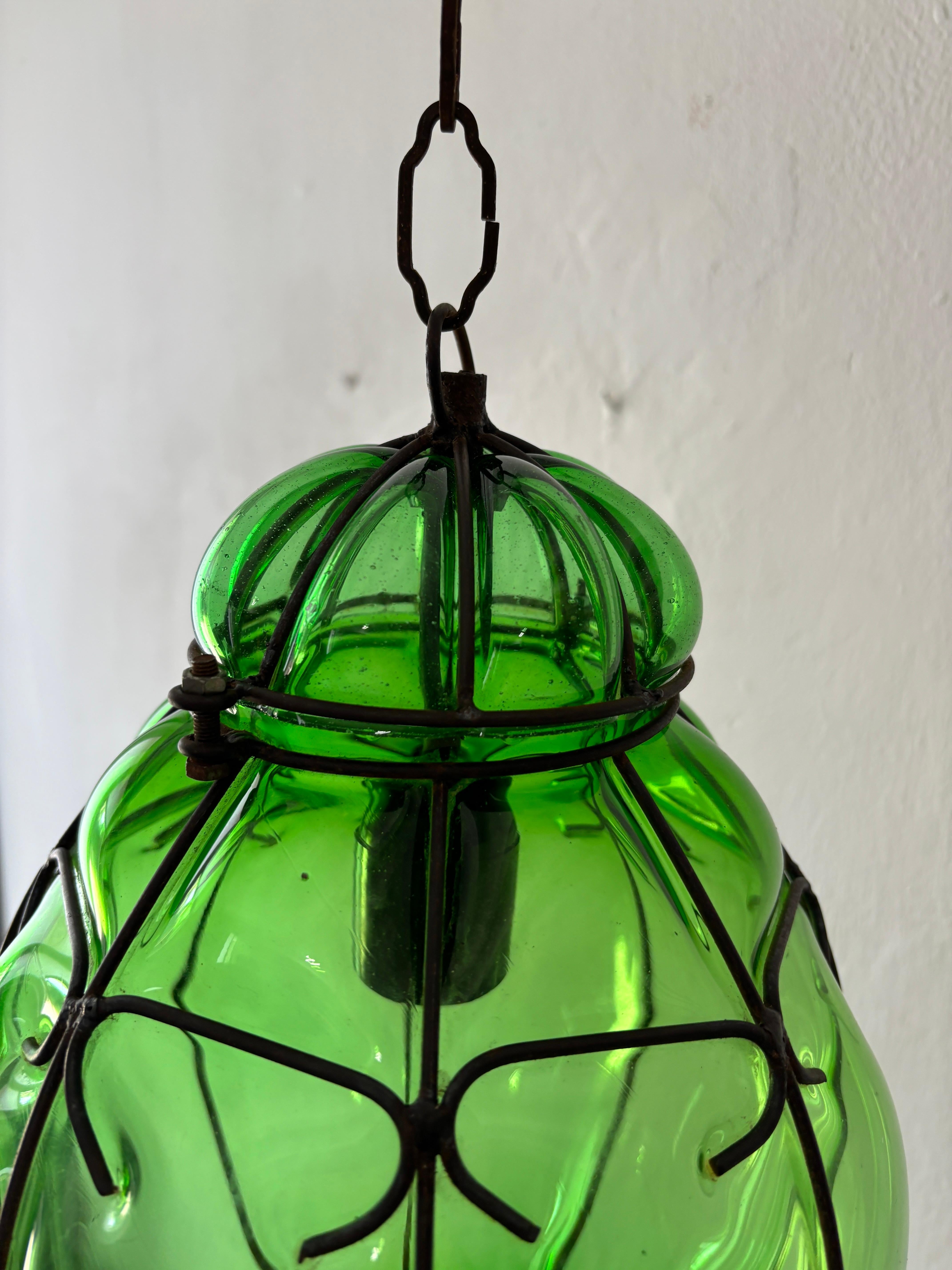 Vetro di Murano Enorme lampadario a lanterna a bolla soffiata verde di Murano di metà secolo, Greene & Greene Rare in vendita