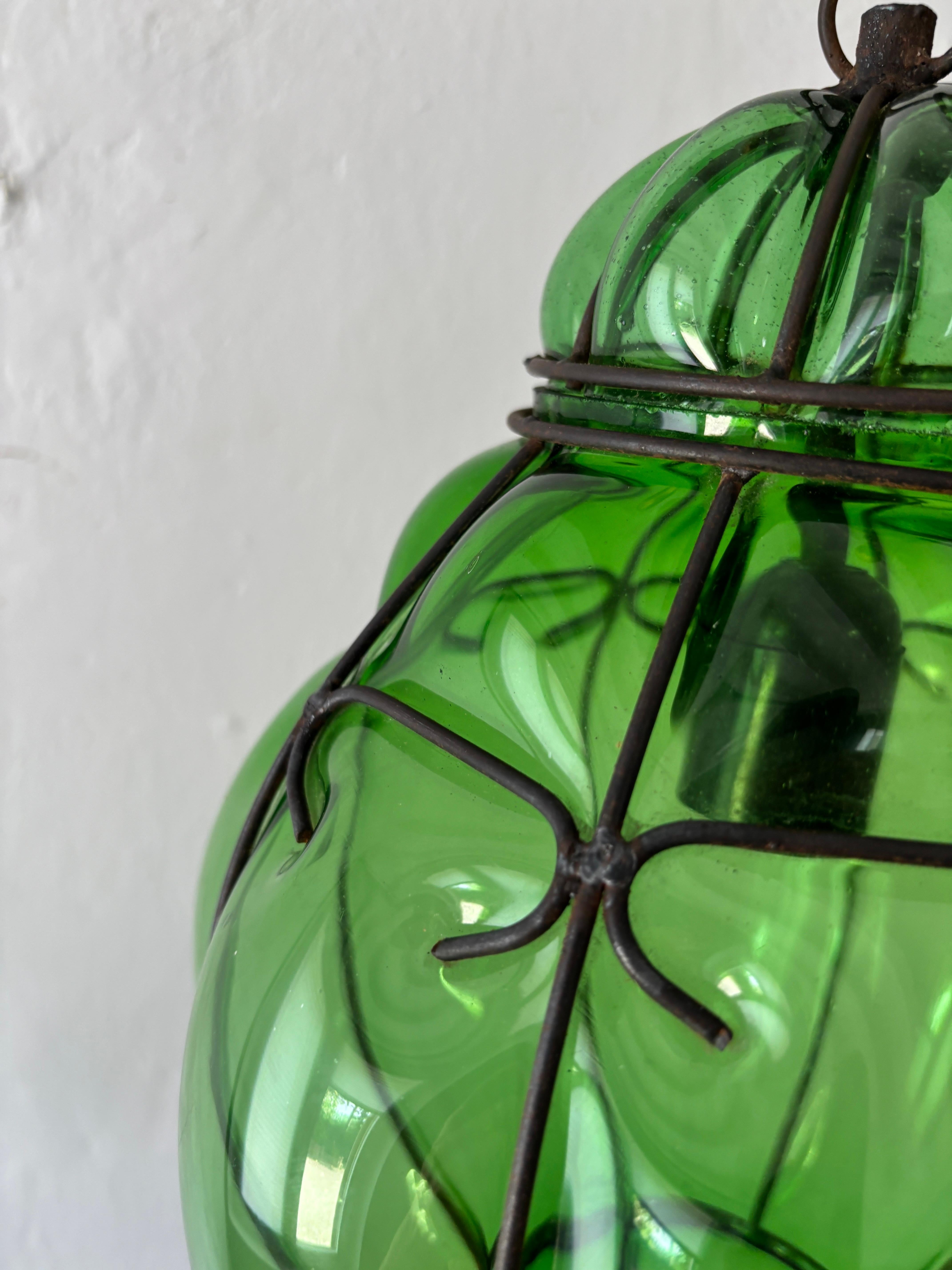 Enorme lampadario a lanterna a bolla soffiata verde di Murano di metà secolo, Greene & Greene Rare in vendita 1
