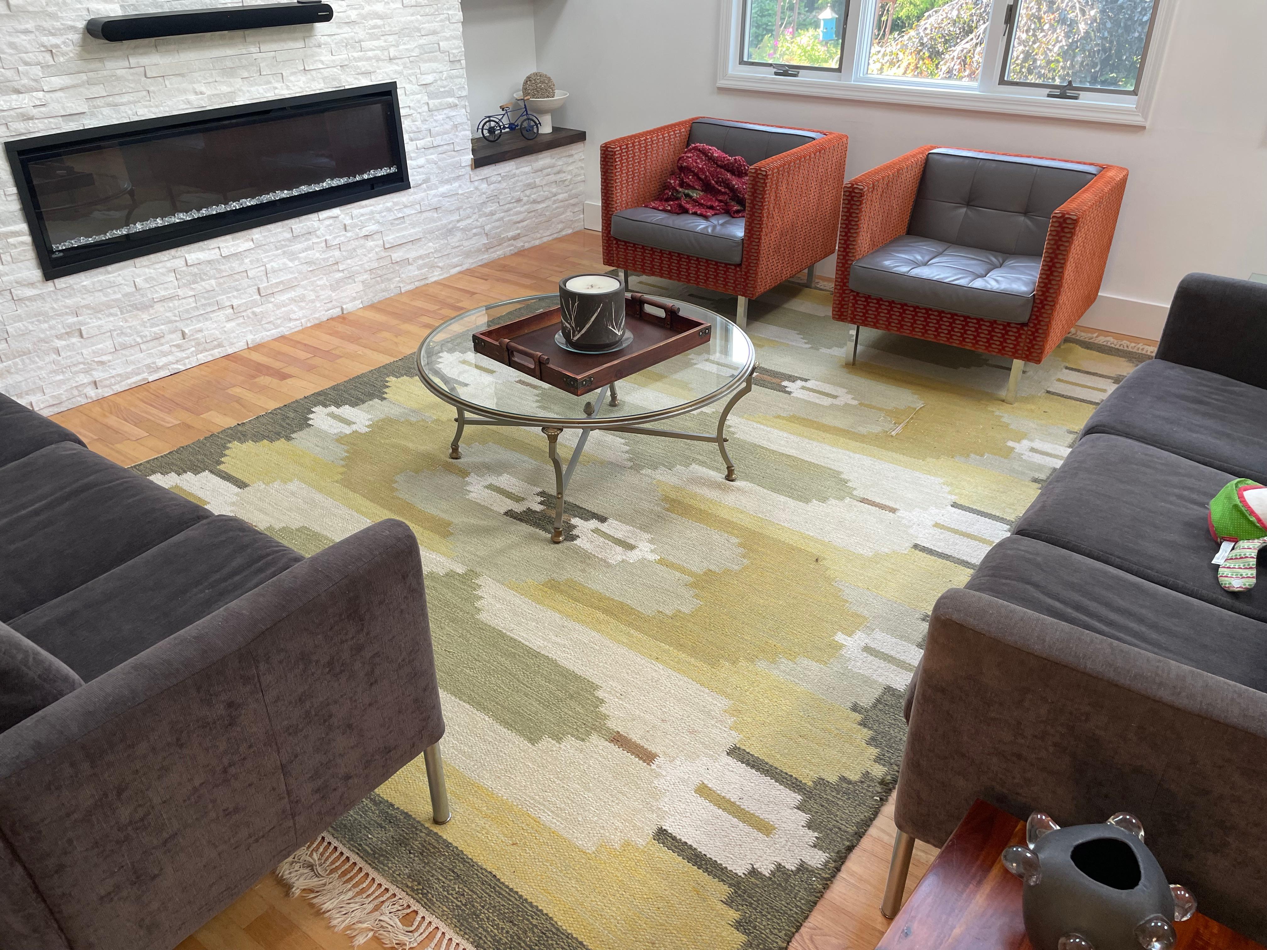 Rare tapis suédois à tissage plat du milieu du siècle, présentant une palette vibrante de jaune et de vert avec des motifs géométriques frappants. Tissé à la main en pure laine, ce tapis de style Kilim offre à la fois durabilité et riche texture, ce