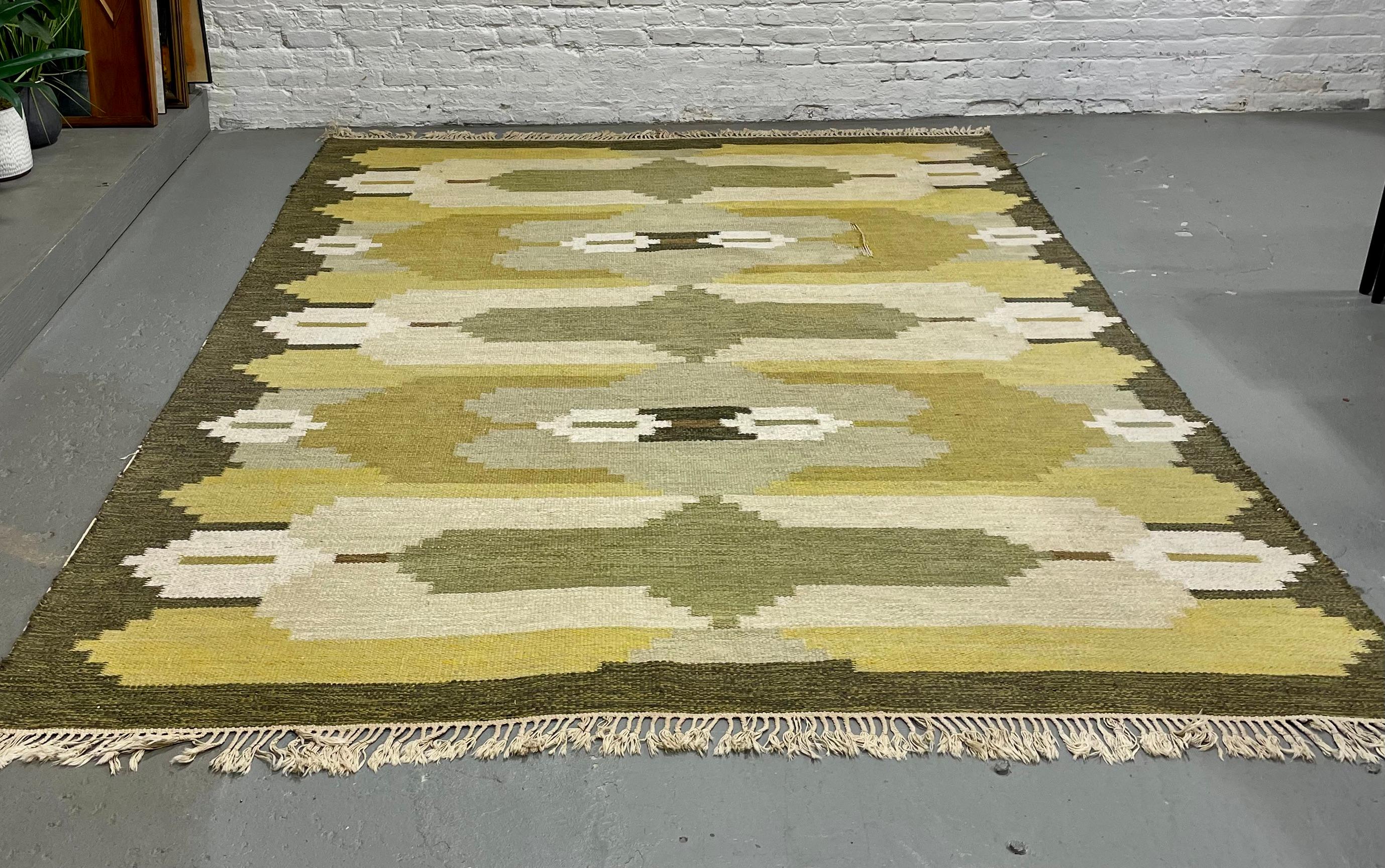 Mid-Century Modern Énorme TAPIS suédois du milieu du siècle - Rug & Kilim en laine géométrique d'époque en vente