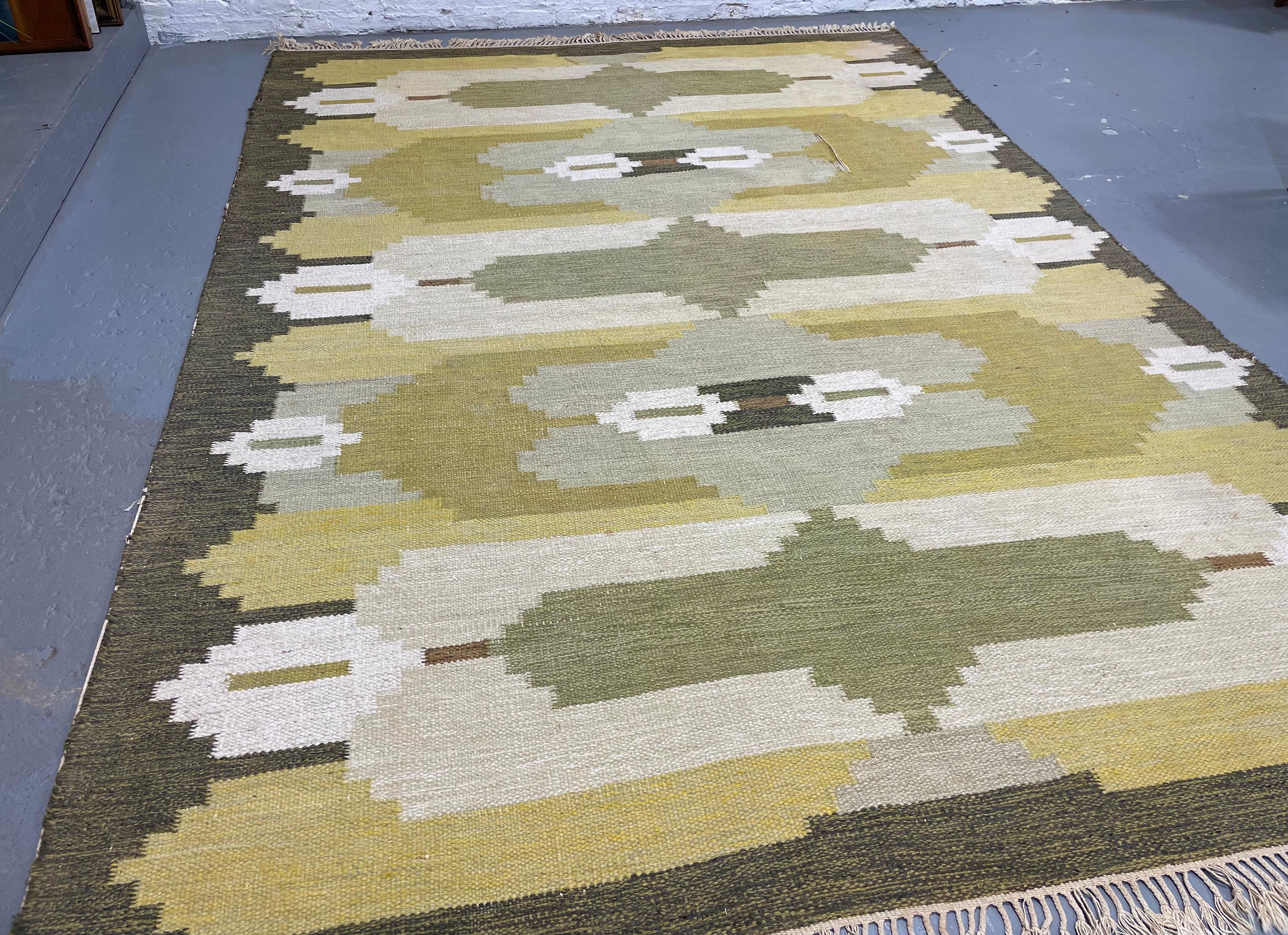 Suédois Énorme TAPIS suédois du milieu du siècle - Rug & Kilim en laine géométrique d'époque en vente