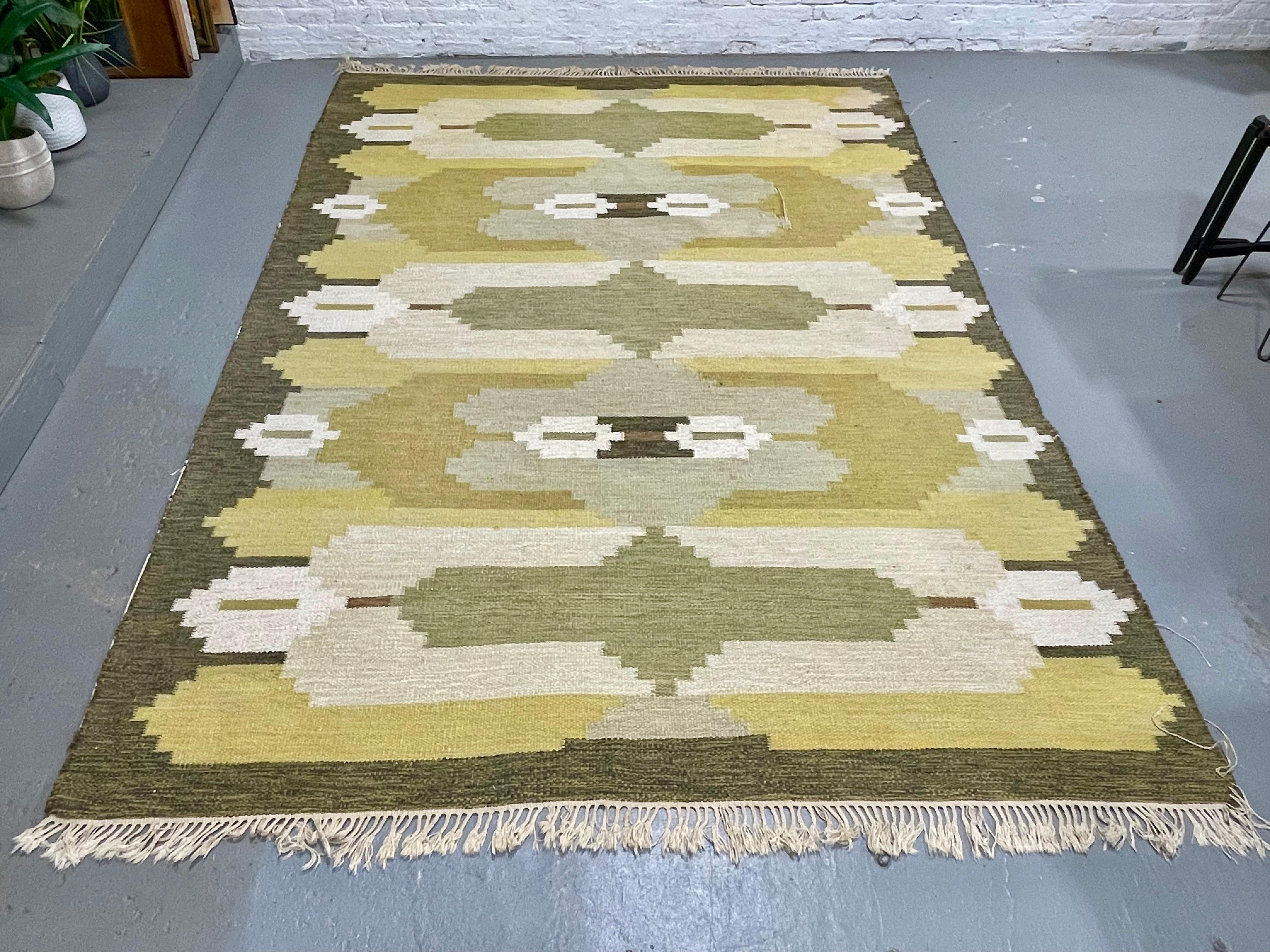 Laine Énorme TAPIS suédois du milieu du siècle - Rug & Kilim en laine géométrique d'époque en vente