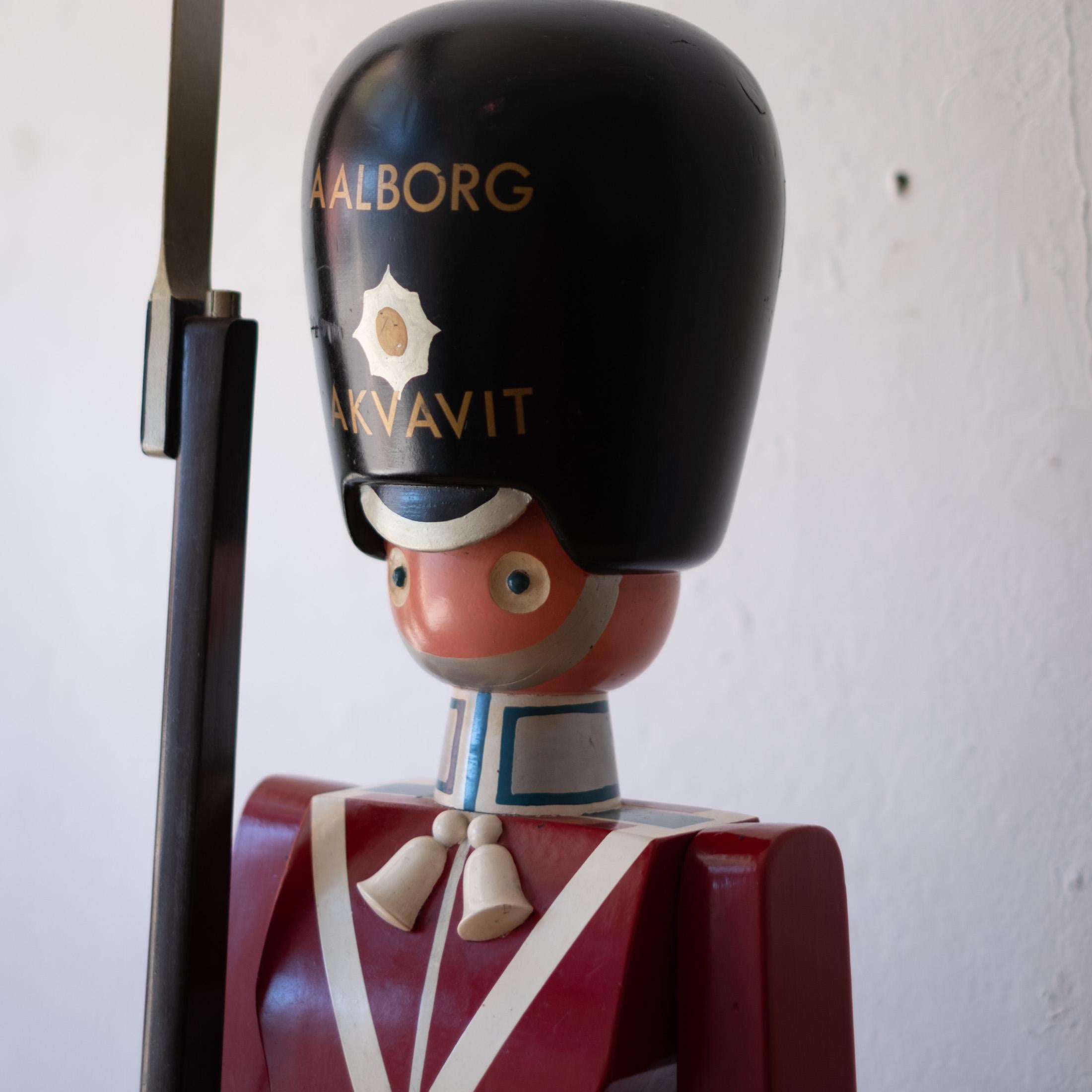 Énorme soldat en bois du milieu du siècle par Kay Bojesen Présentoir de magasin en vente 6