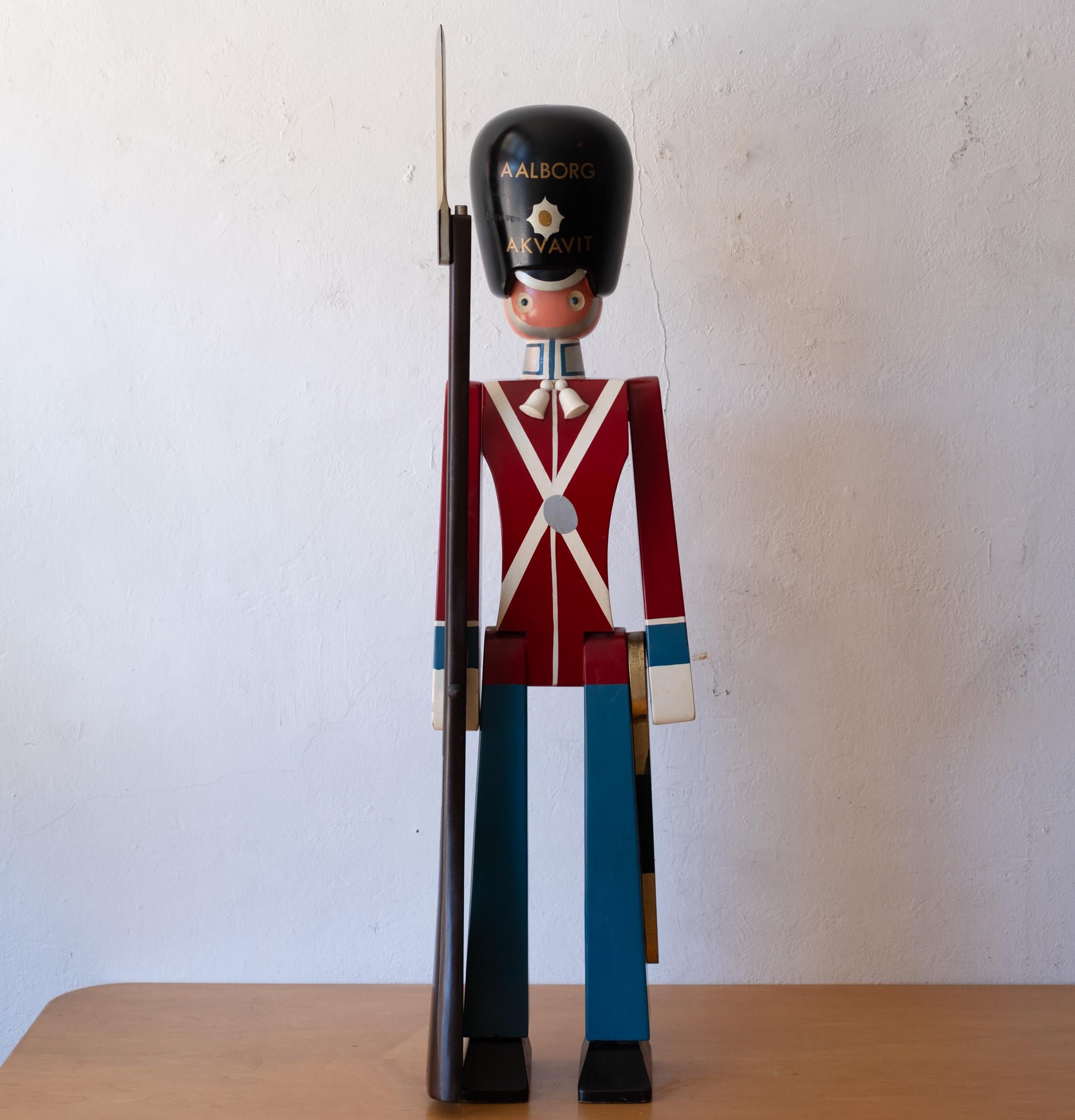 Énorme soldat en bois du milieu du siècle par Kay Bojesen Présentoir de magasin en vente 8