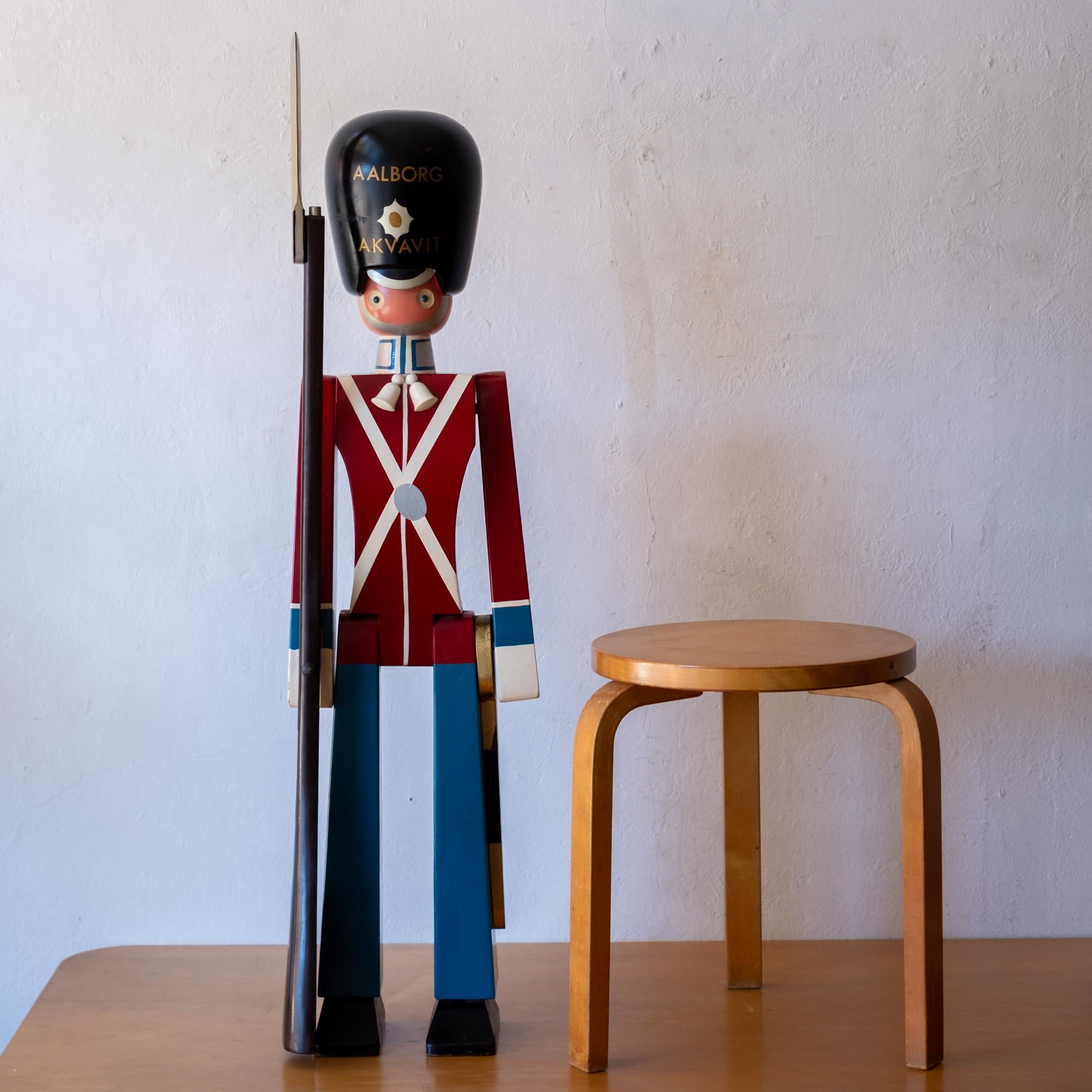 Énorme garde royal moderne danois du milieu du siècle, conçu par Kay Bojesen. Incroyablement rare à cette échelle. Il a été utilisé comme présentoir de magasin pour une marque d'alcool danoise.  Danemark, années 1960.