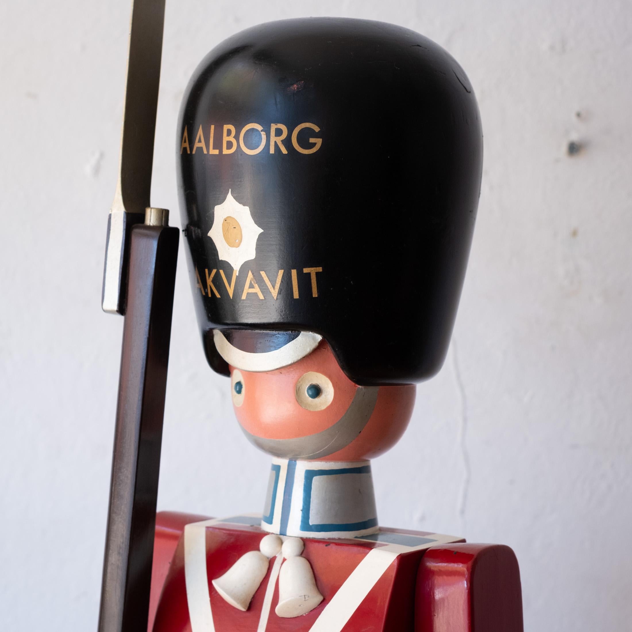 Énorme soldat en bois du milieu du siècle par Kay Bojesen Présentoir de magasin Bon état - En vente à San Diego, CA