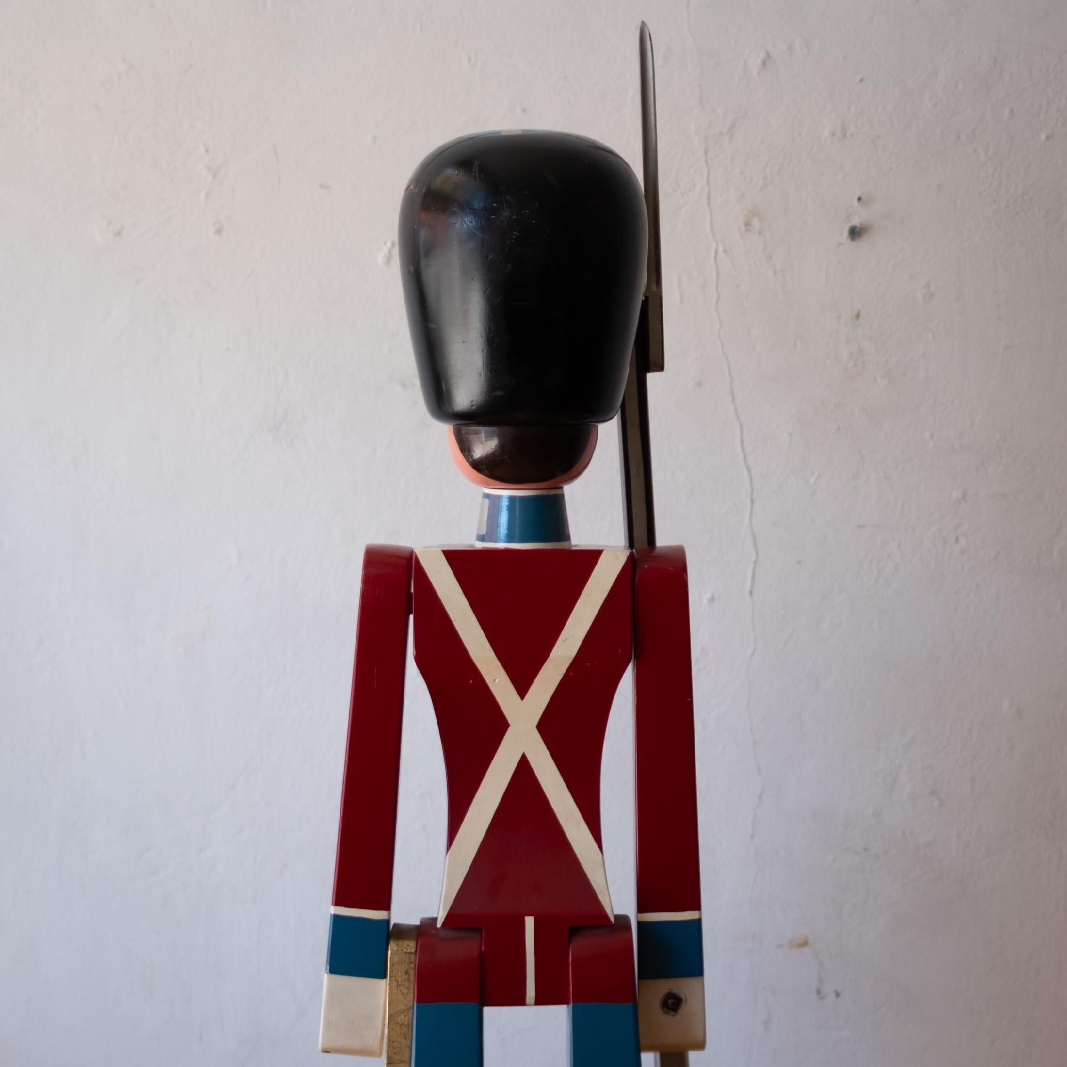 Milieu du XXe siècle Énorme soldat en bois du milieu du siècle par Kay Bojesen Présentoir de magasin en vente