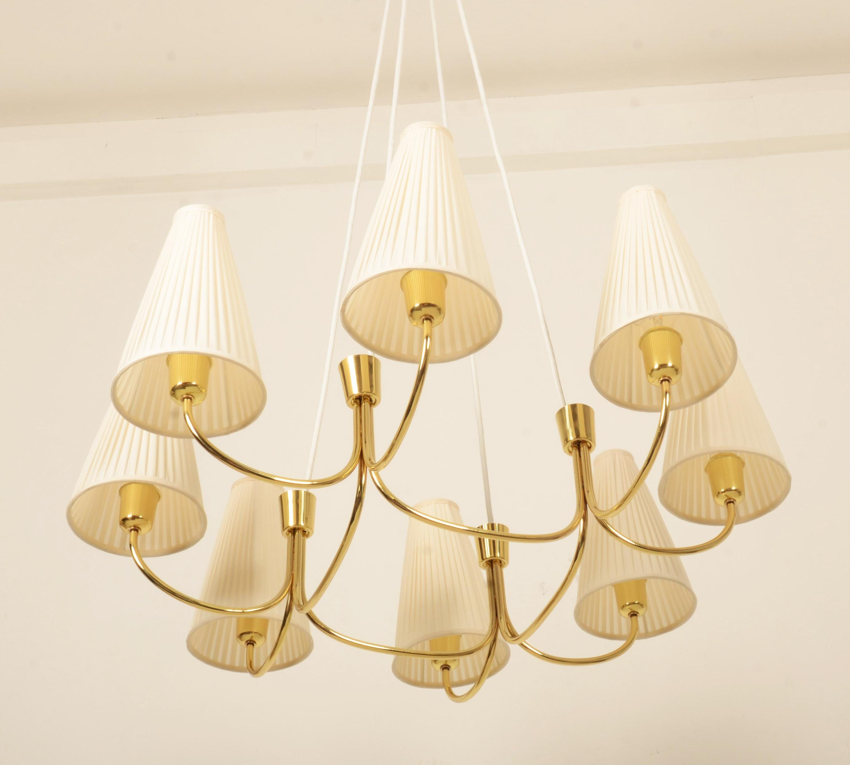 Enorme lampadario in ottone del Medioevo Model No. 1069 di Rupert Nikoll in vendita 4