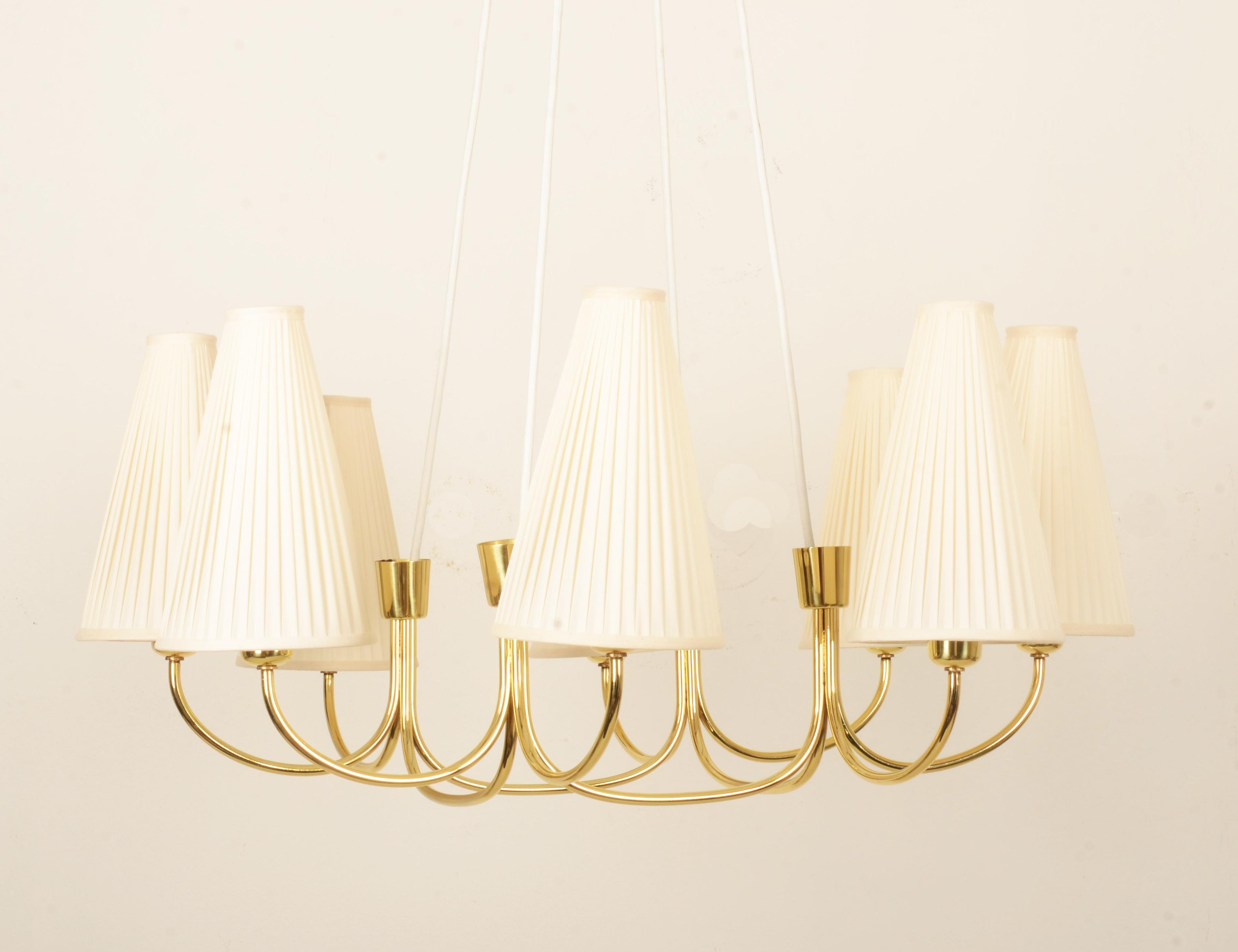 Enorme lampadario in ottone del Medioevo Model No. 1069 di Rupert Nikoll in vendita 6