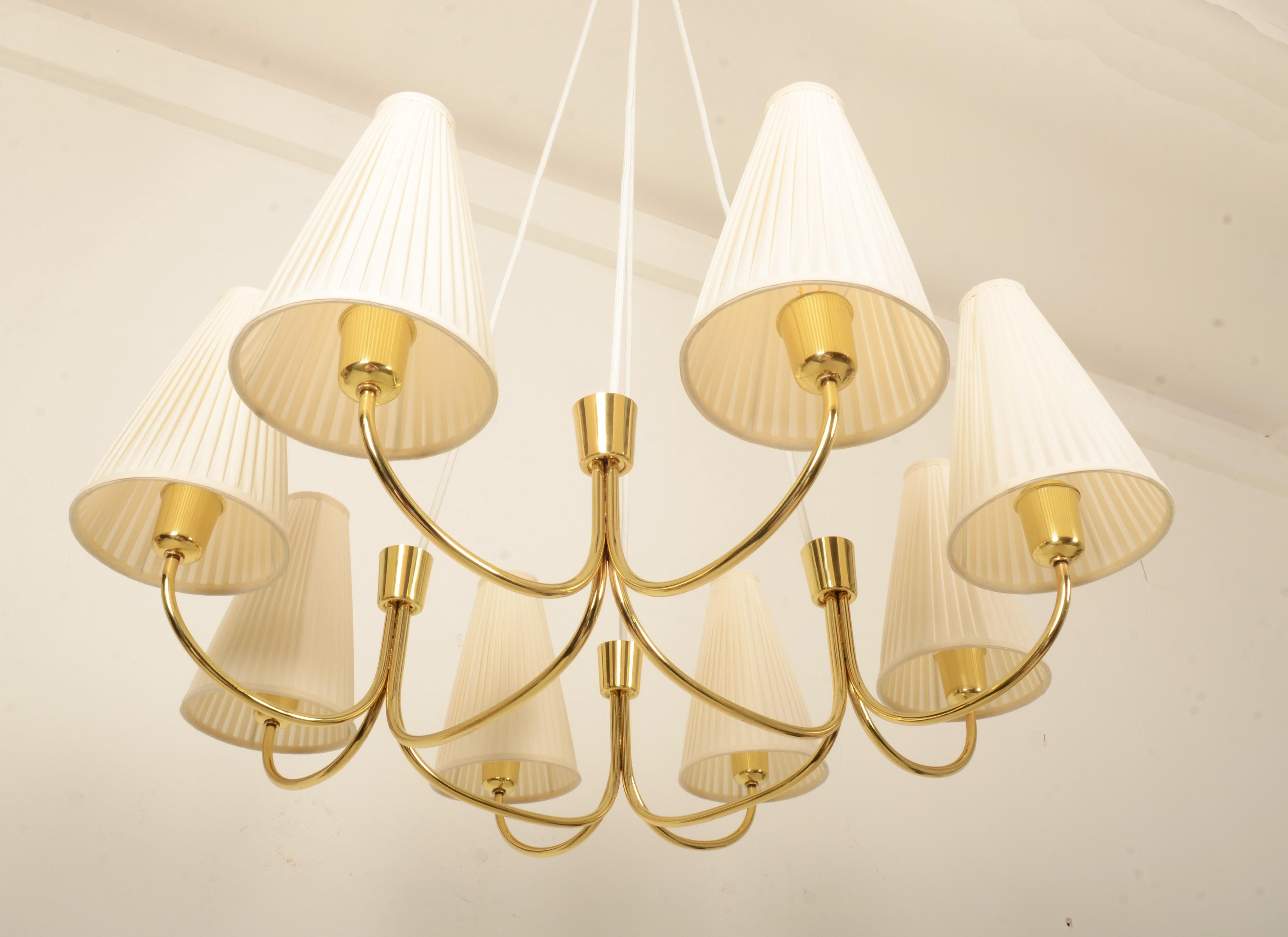 Enorme lampadario in ottone del Medioevo Model No. 1069 di Rupert Nikoll in vendita 7