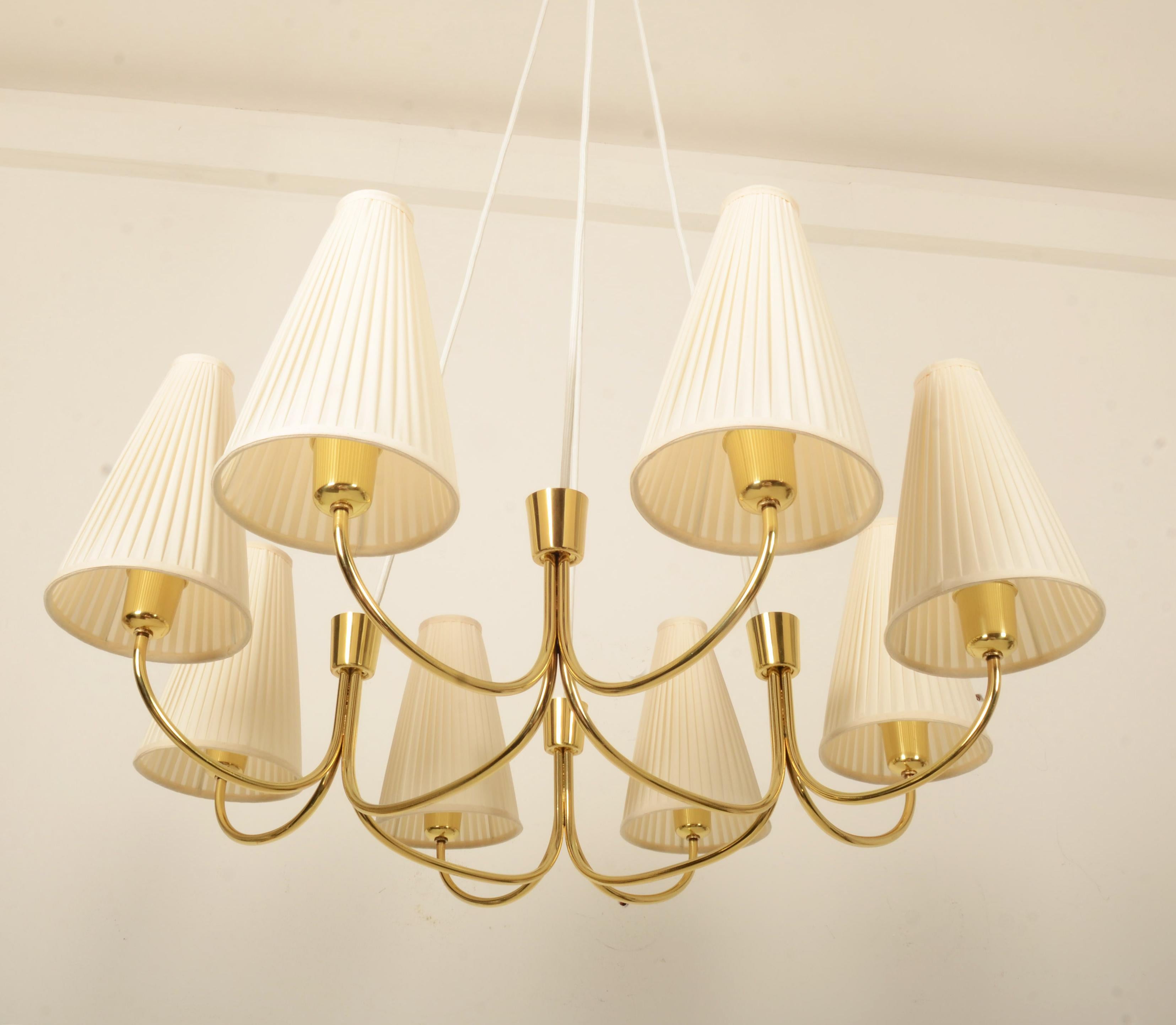 Enorme lampadario in ottone del Medioevo Model No. 1069 di Rupert Nikoll in vendita 8