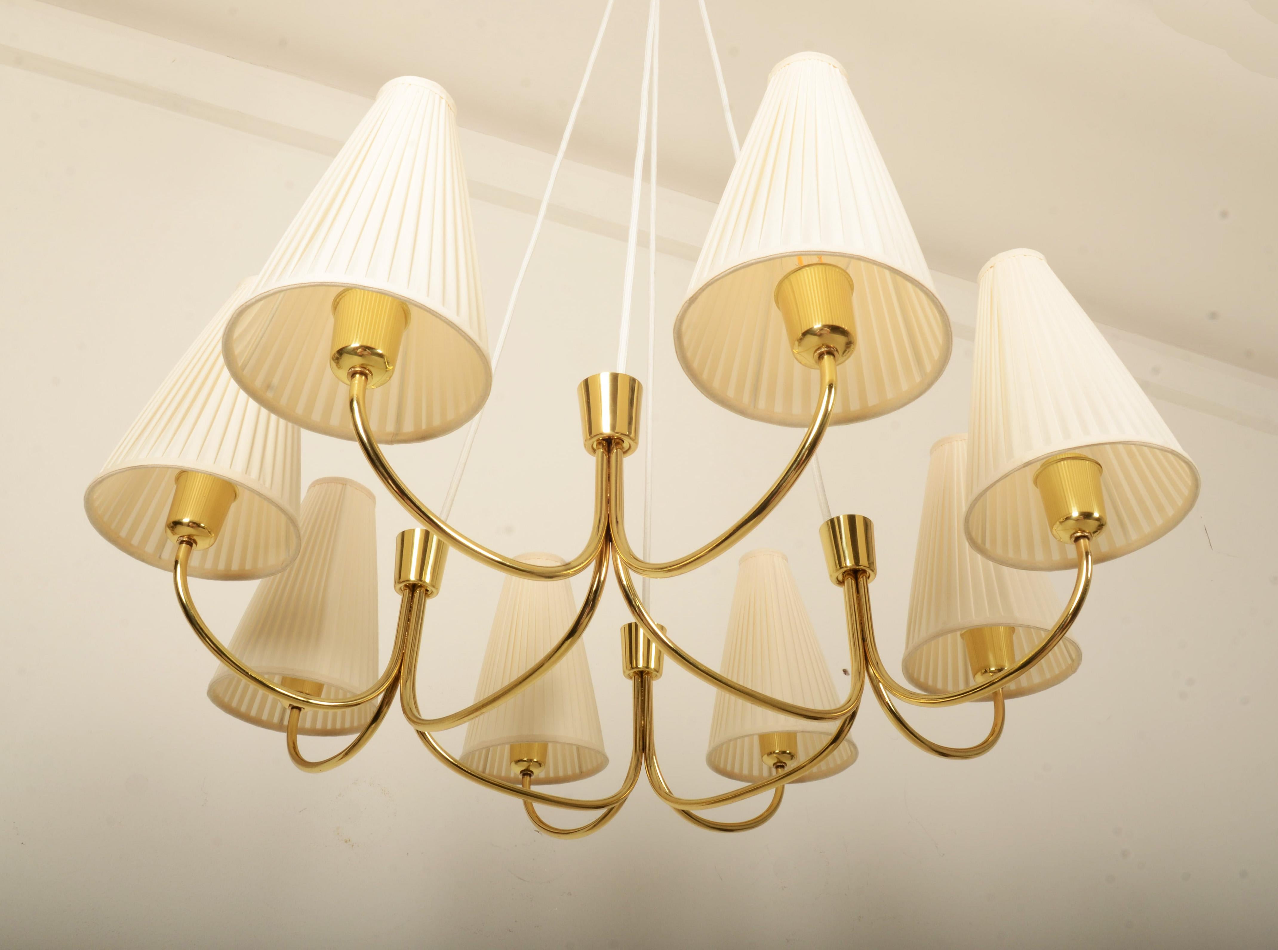 Enorme lampadario in ottone del Medioevo Model No. 1069 di Rupert Nikoll in vendita 9