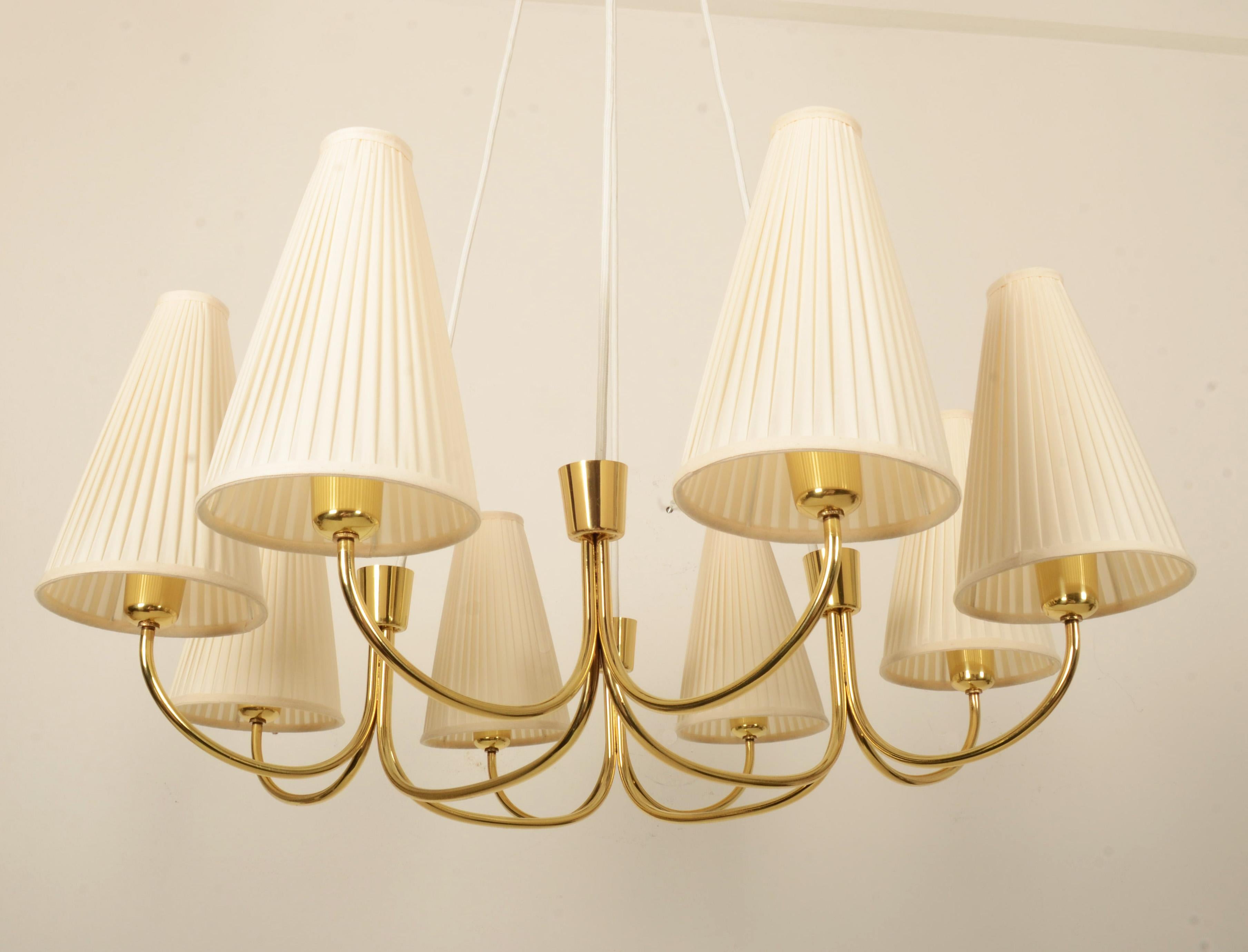 Enorme lampadario in ottone del Medioevo Model No. 1069 di Rupert Nikoll in vendita 10