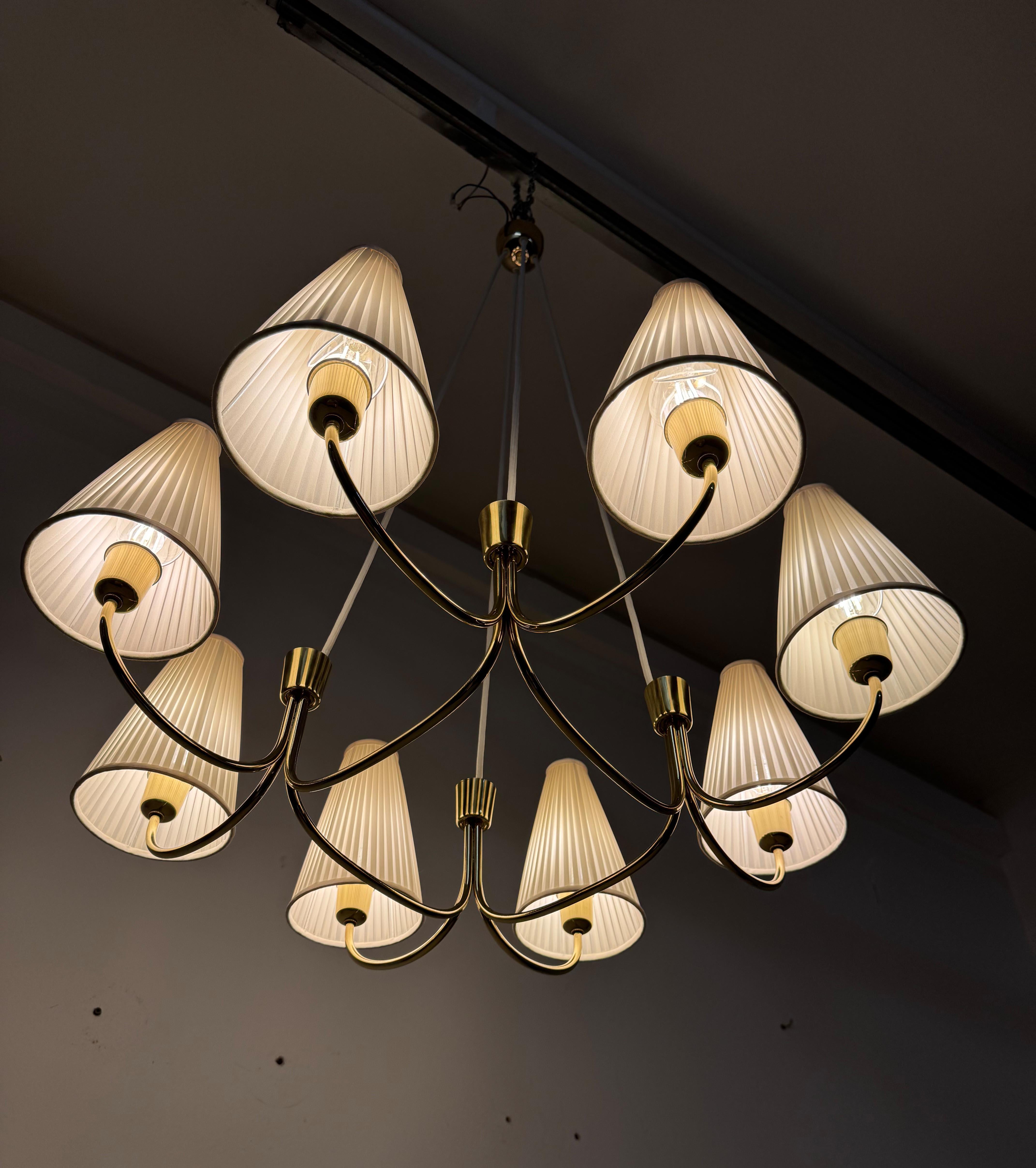 Enorme lampadario in ottone del Medioevo Model No. 1069 di Rupert Nikoll in vendita 11