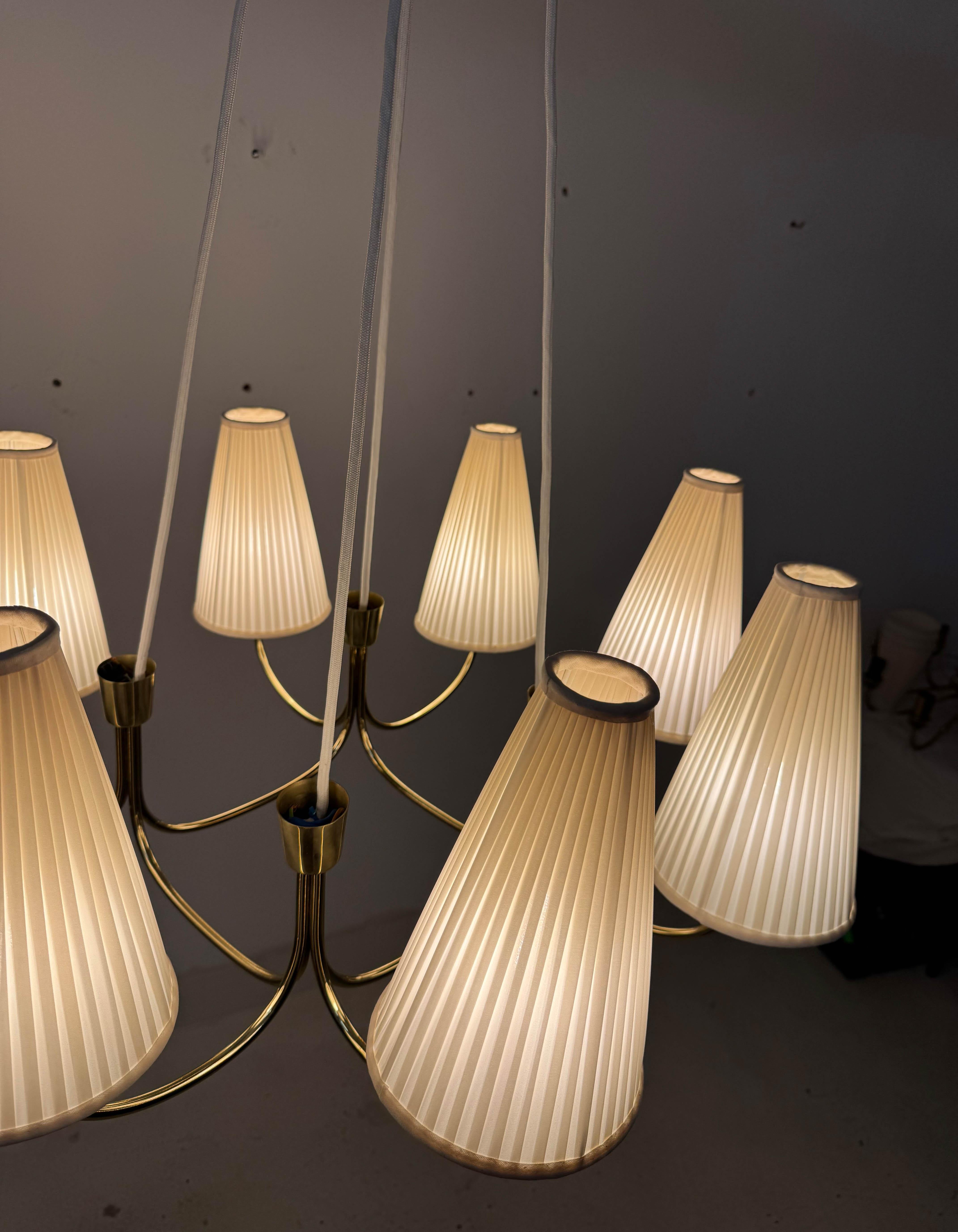 Enorme lampadario in ottone del Medioevo Model No. 1069 di Rupert Nikoll in vendita 12