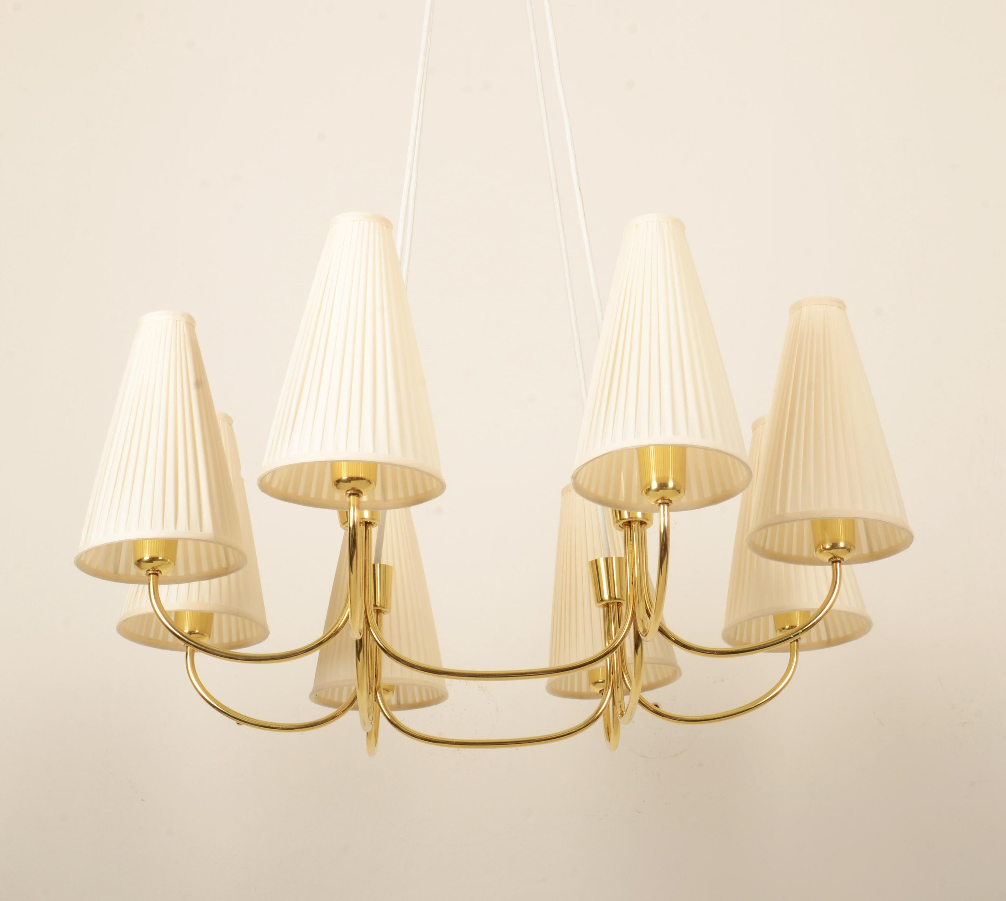 Mid-Century moderno Enorme lampadario in ottone del Medioevo Model No. 1069 di Rupert Nikoll in vendita