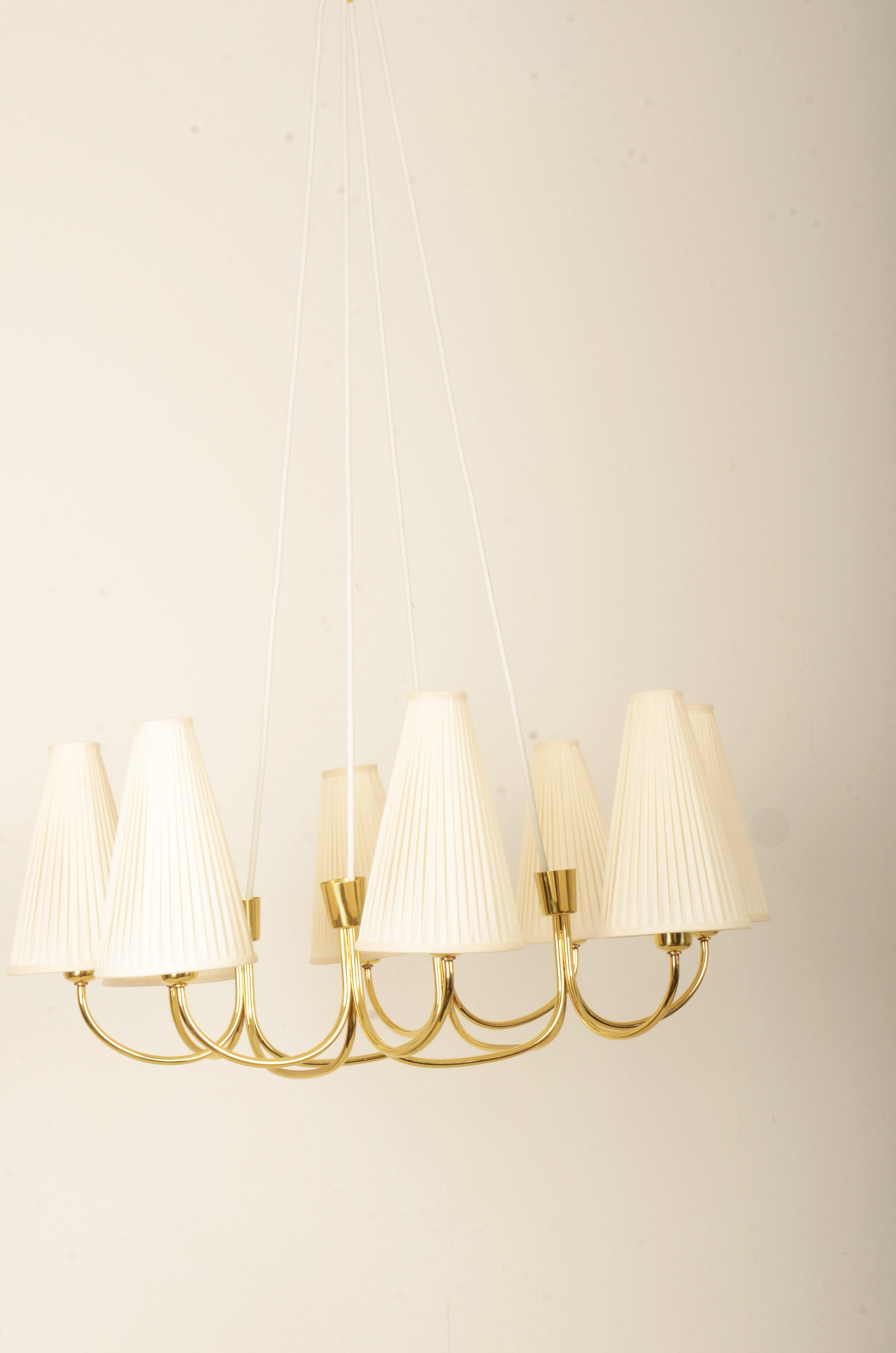 Austriaco Enorme lampadario in ottone del Medioevo Model No. 1069 di Rupert Nikoll in vendita