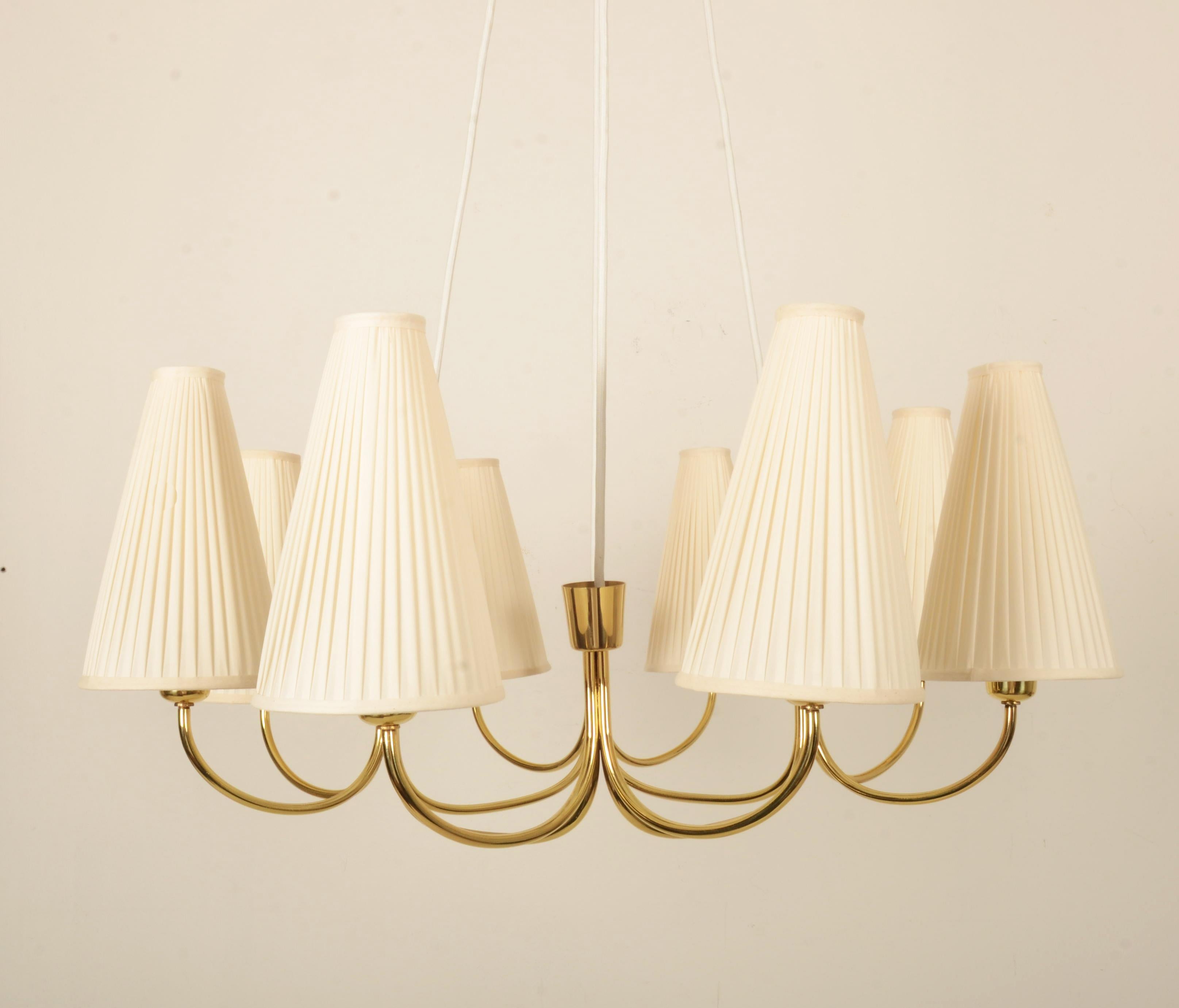 Enorme lampadario in ottone del Medioevo Model No. 1069 di Rupert Nikoll In condizioni buone in vendita a Vienna, AT