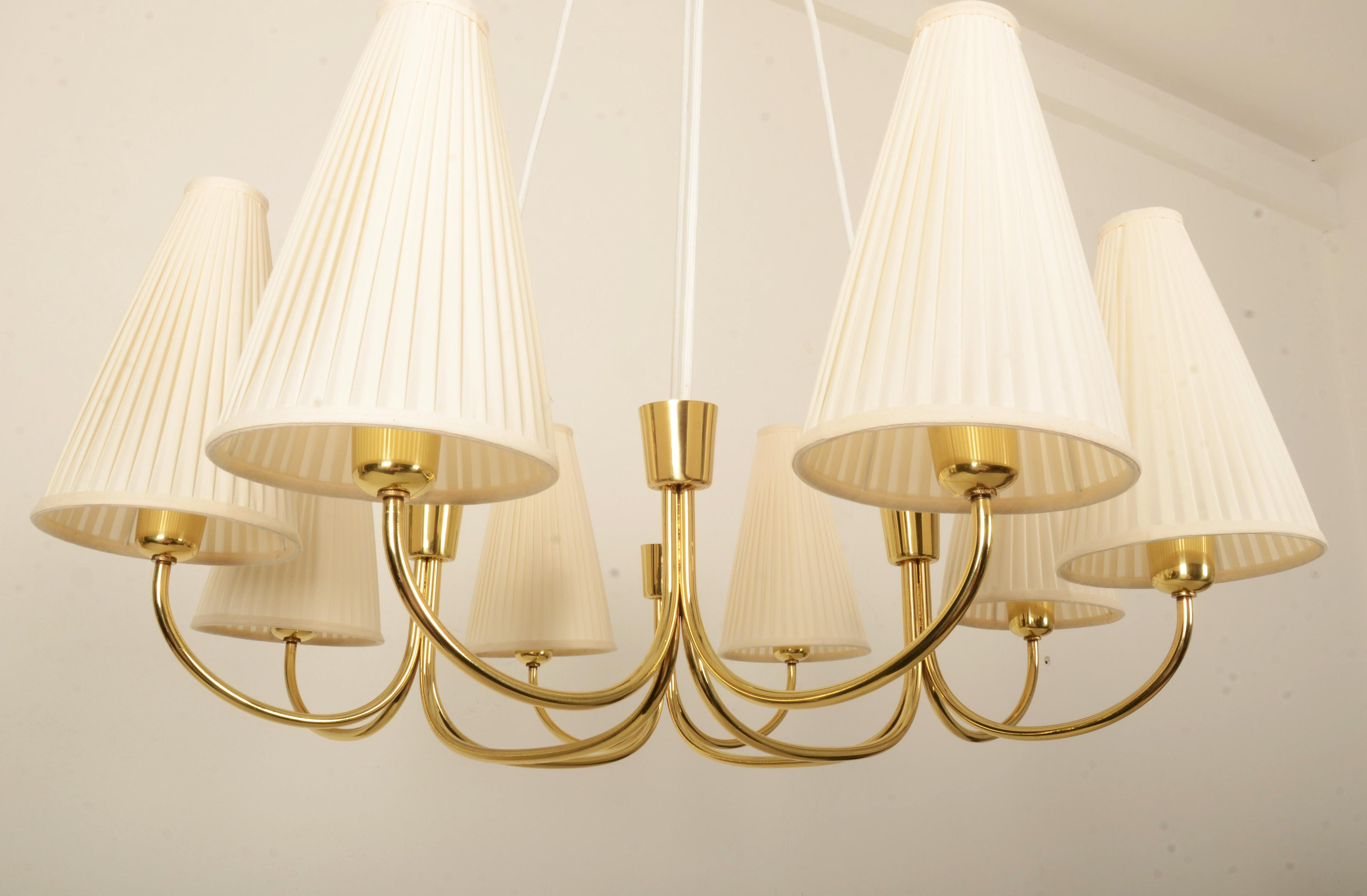 Ottone Enorme lampadario in ottone del Medioevo Model No. 1069 di Rupert Nikoll in vendita