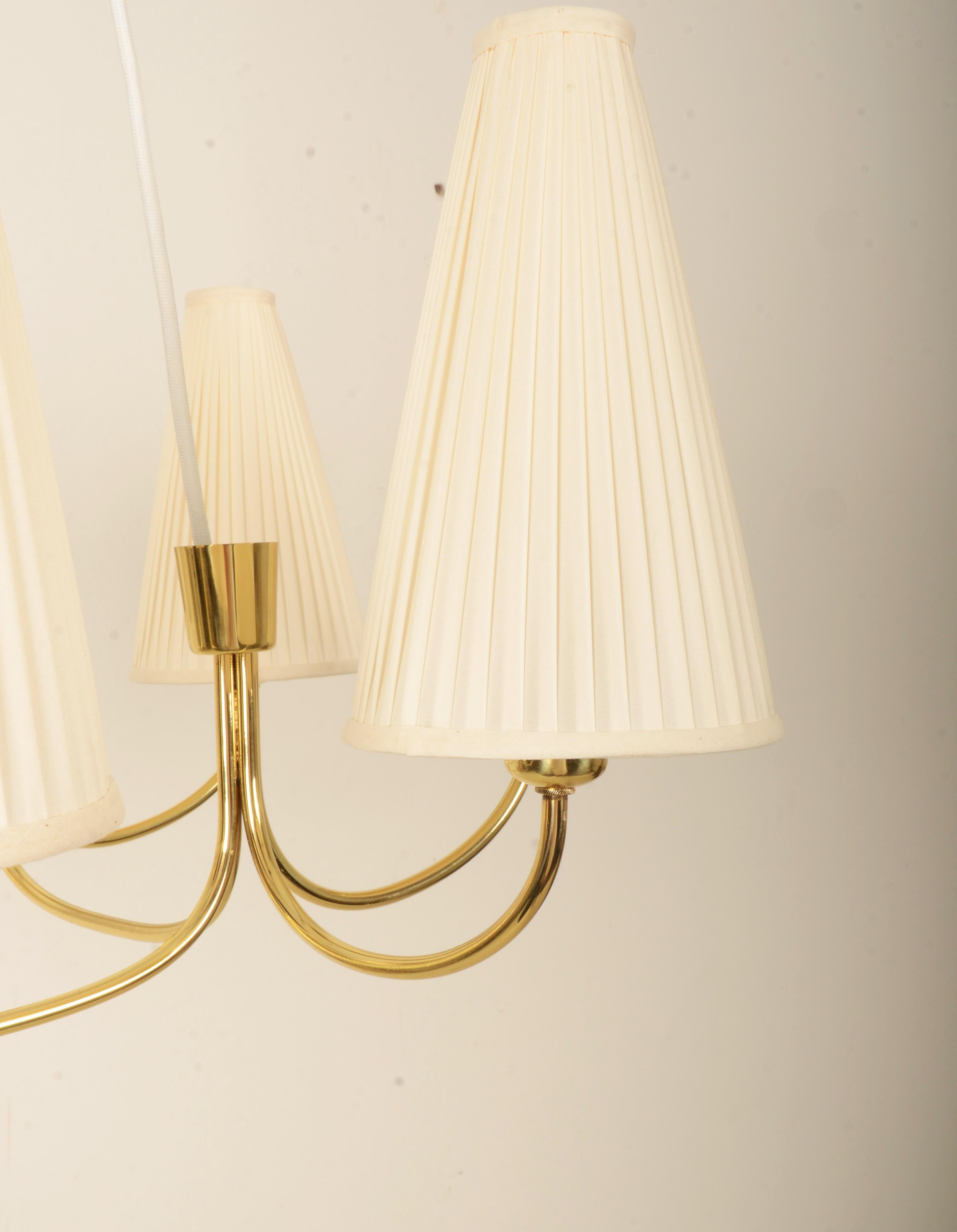 Enorme lampadario in ottone del Medioevo Model No. 1069 di Rupert Nikoll in vendita 2