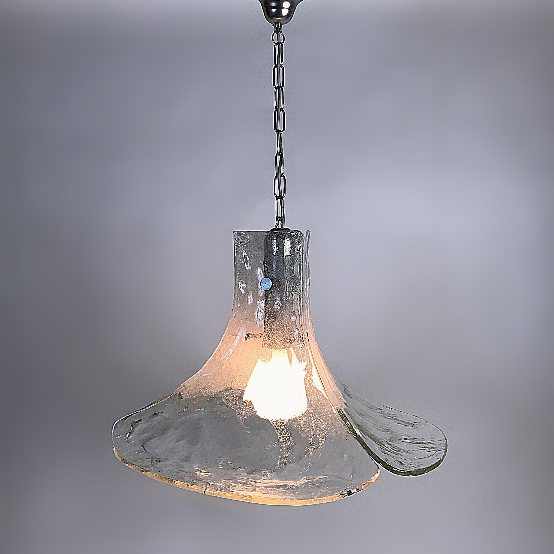 Schöne mundgeblasene Mid-Century Modern Pendelleuchte von J. T. Kalmar aus den 1970er Jahren. Er ist mit drei großen, dicken, strukturierten Murano-Eisgläsern und Chrombeschlägen ausgestattet. Die Lampe ist in ausgezeichnetem Zustand mit einer