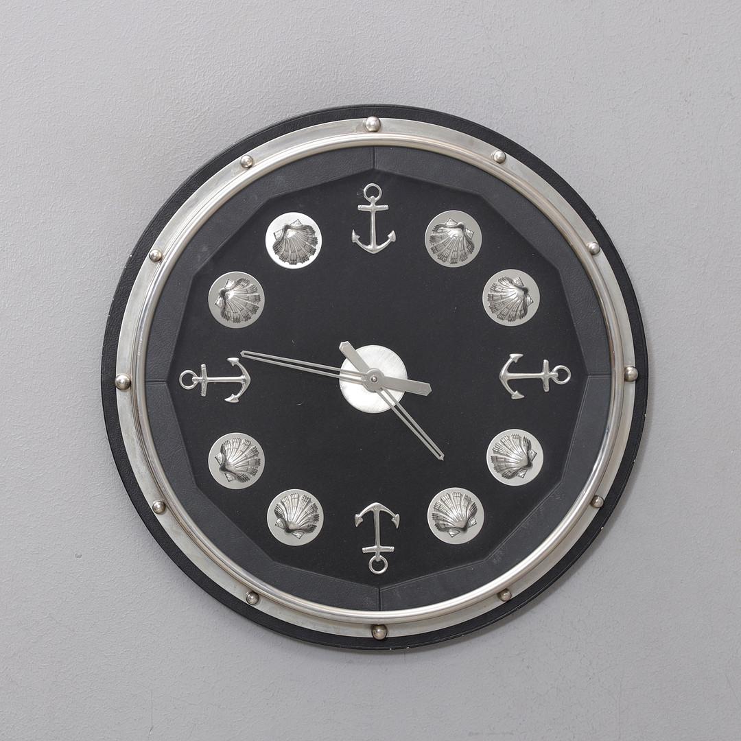 Quadrante in wass e lancette e indice in ottone cromato a forma di smerlo. Dotato di un movimento a batteria. Prodotto in Svizzera da Reform Brevete negli anni '60.