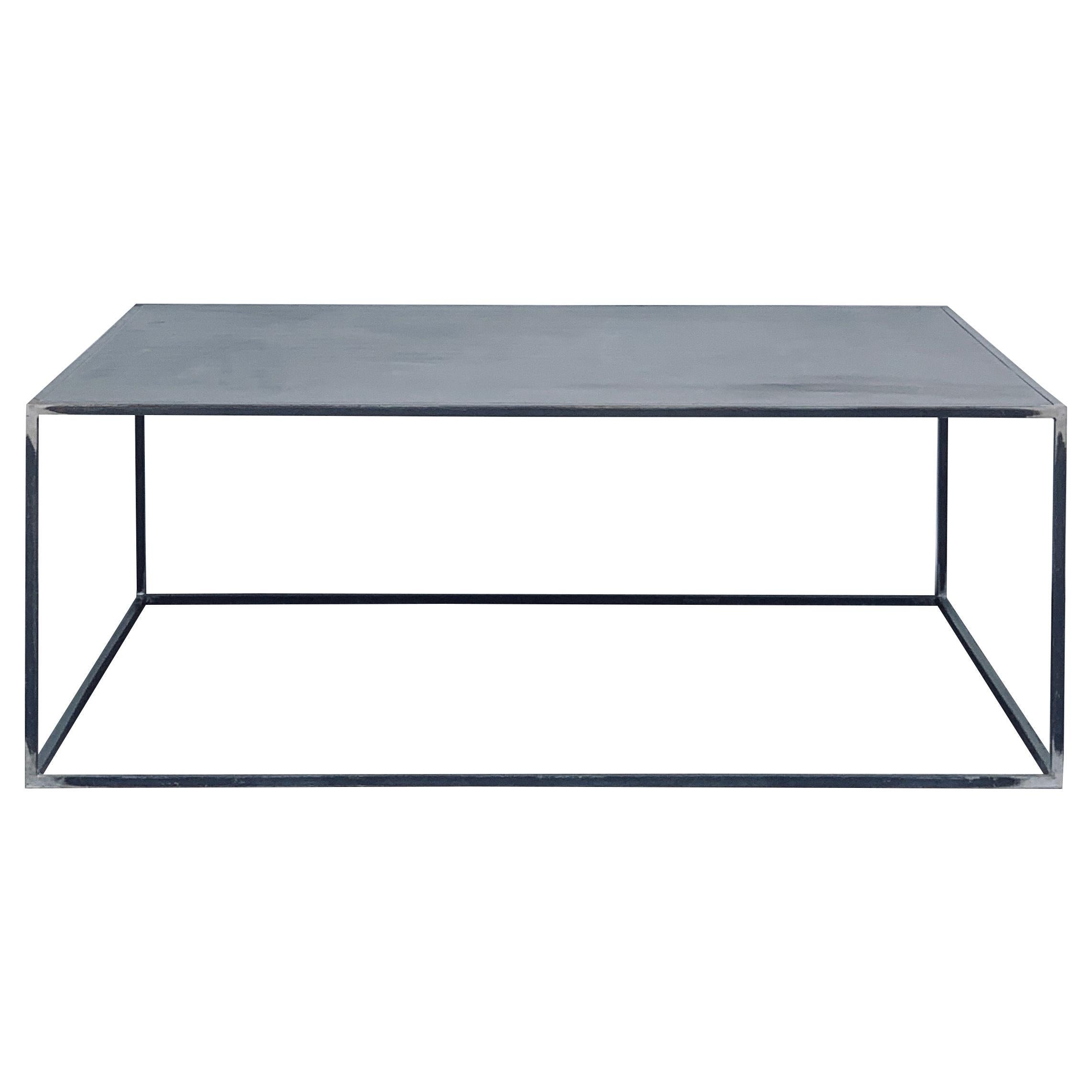 Enorme mesa baja minimalista de acero patinado "Filiforme" de Design Frères