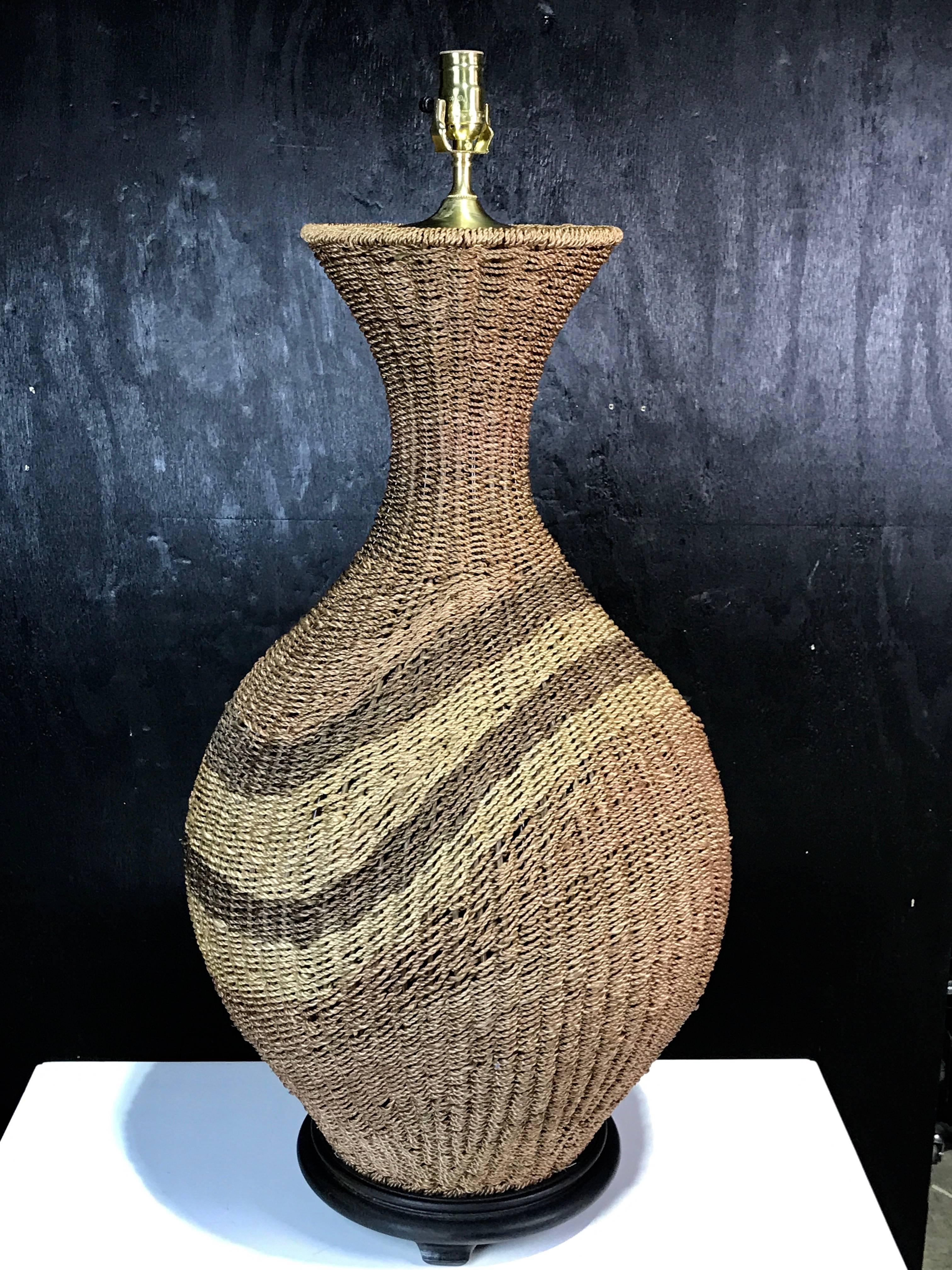 Huge Mod-Lampe, polychromiert, Rattan gemustert (Gefärbt)
