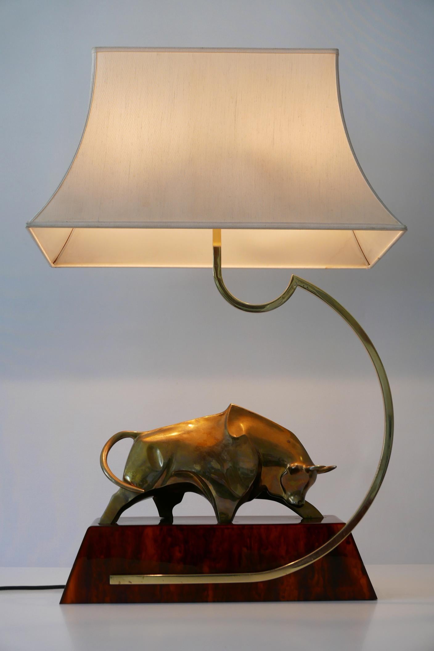 Exceptional, Modernist brass light sculpture or table lamp 'Bull' by D. Delo for Pragos, 1970s, Italy.
Signed and numbered: d. delo, 40/150 LT.

Executed in brass and resin base, the lamp comes with 2 x E27 / E26 Edison screw fit bulb sockets, is