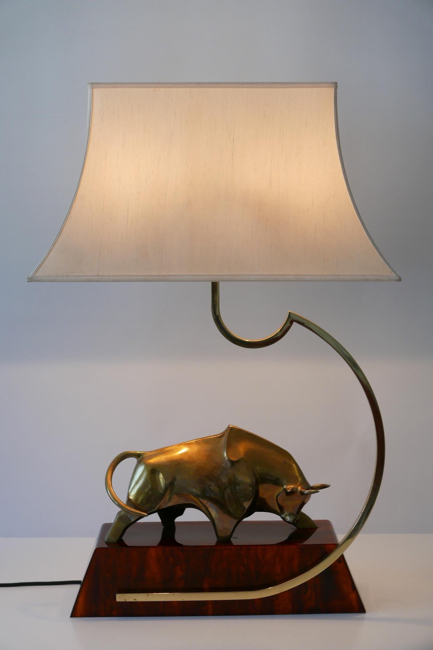 Großes modernistisches Messing-Leuchtenobjekt oder Tischlampe Stier von D. Delo für Pragos, Italien (Italienisch) im Angebot