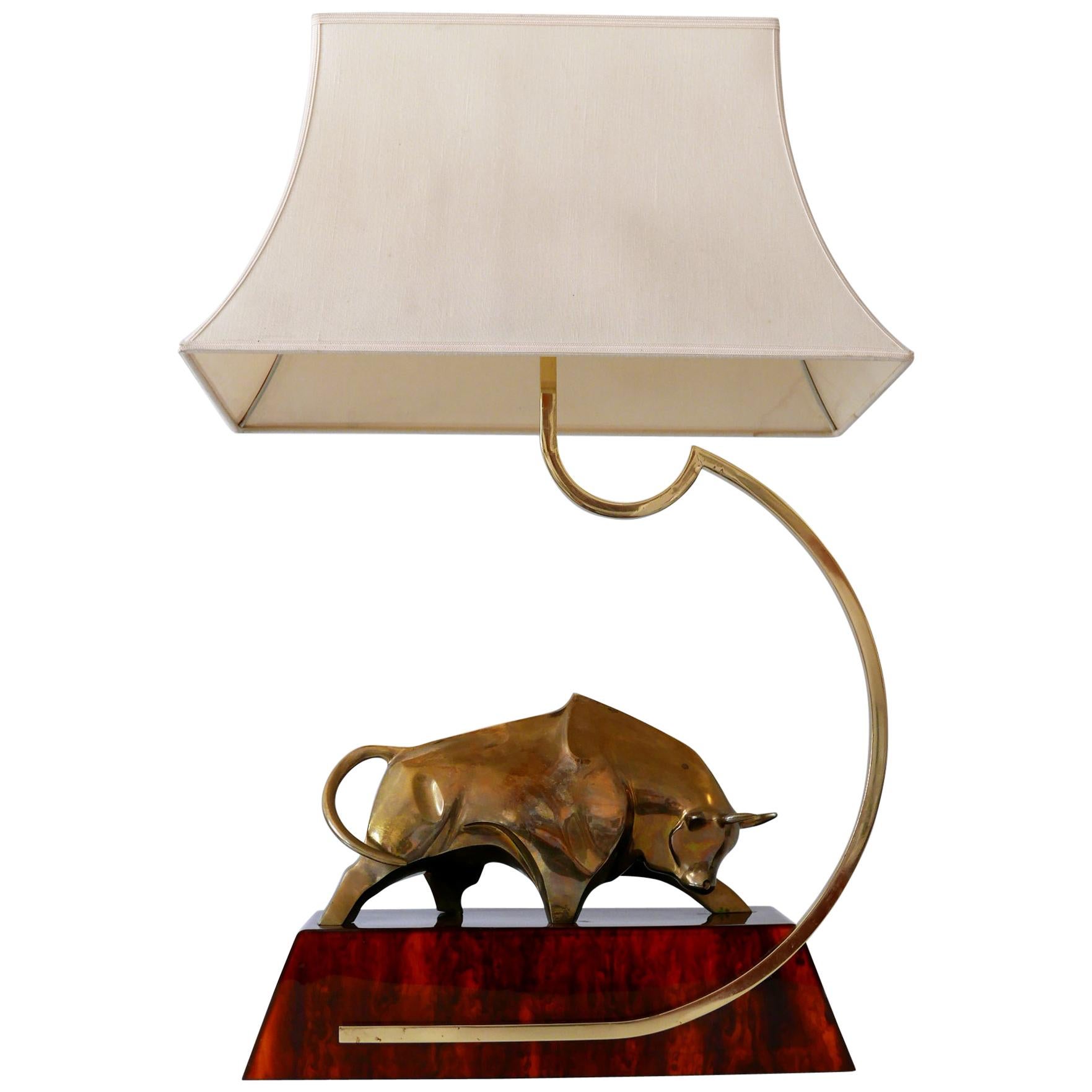 Großes modernistisches Messing-Leuchtenobjekt oder Tischlampe Stier von D. Delo für Pragos, Italien im Angebot