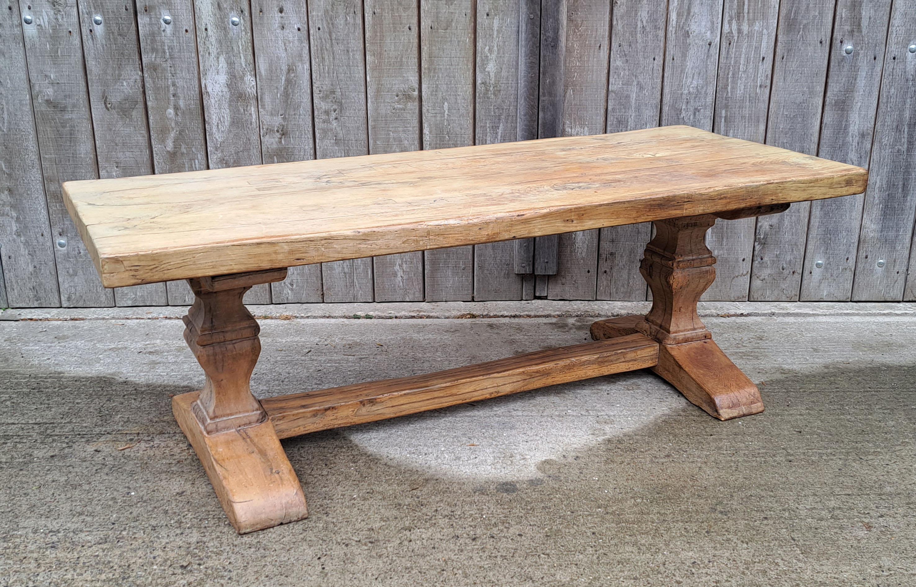 Réputée provenir d'un monastère, cette immense et impressionnante table en chêne massif est exceptionnellement lourde et belle.

L'énorme plateau en dalles se compose de trois planches simples de 2,75 pouces de profondeur, assemblées par chevilles
