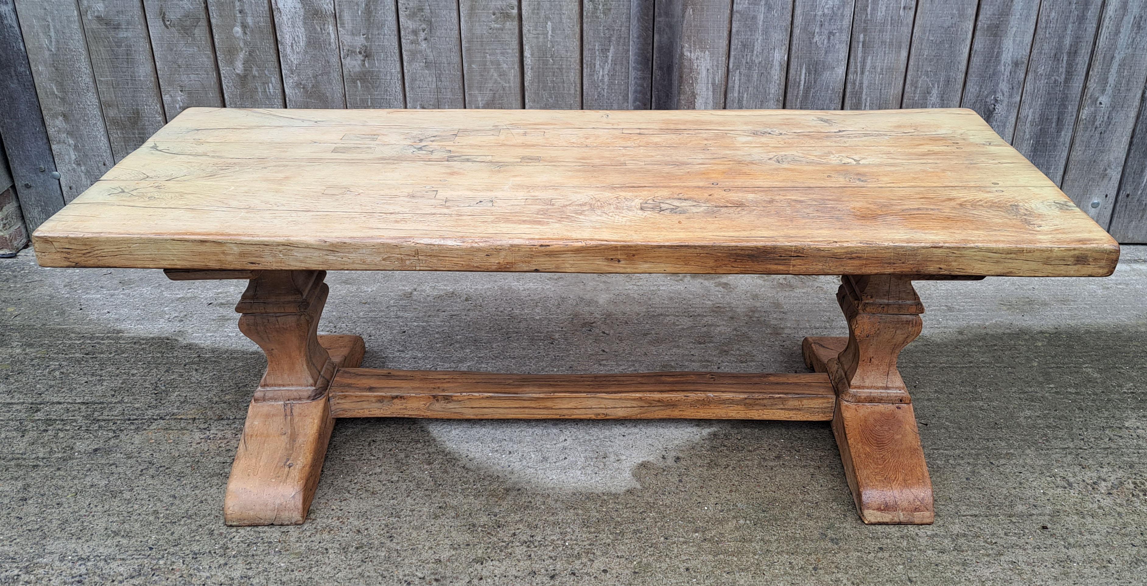 XIXe siècle Grande table de réfectoire en chêne massif 