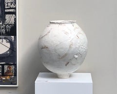 "Huge Moon", vaso lunare in ceramica costruito a mano da Kerry Hastings in gres bianco