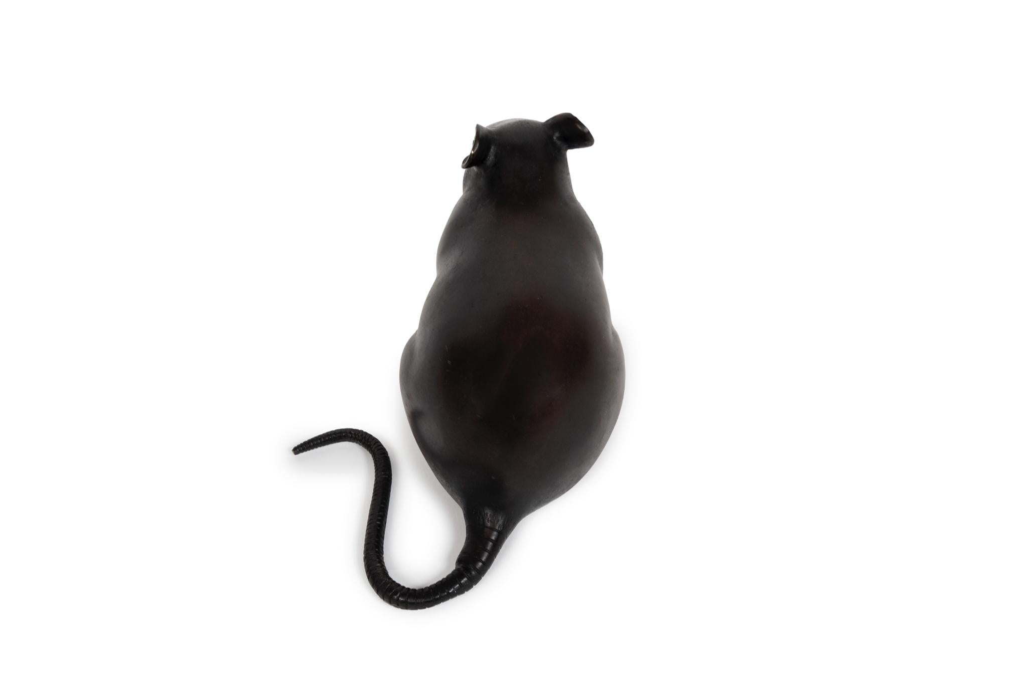 Japonais Énorme souris couchée en vente