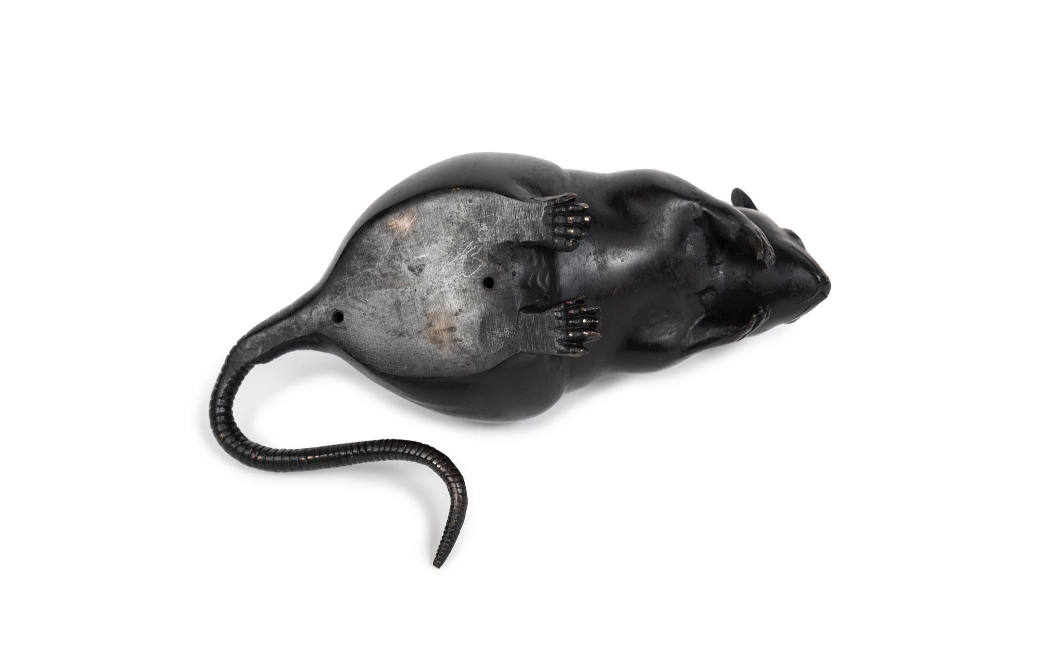 XIXe siècle Énorme souris couchée en vente