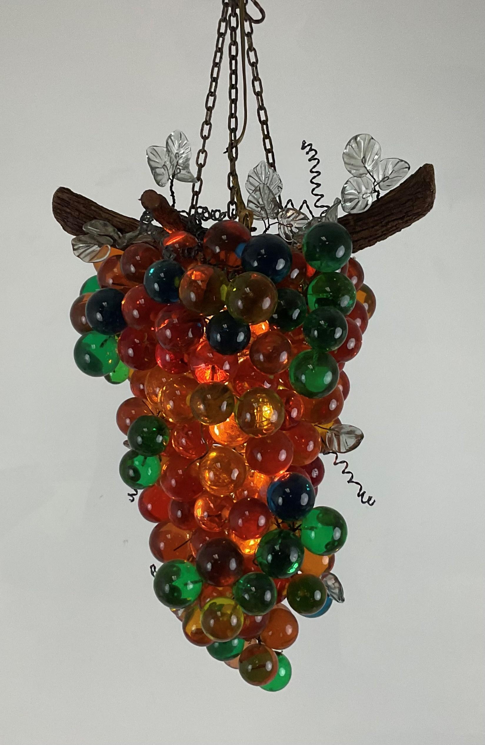 Lampadario a grappolo in lucite vintage molto grande e colorato con tralcio di vite naturale e foglie di vetro italiano. Tre lampadine Candleabra all'interno. Immagina questa soluzione in una cantina o in una stanza importante. Whimzicle con una