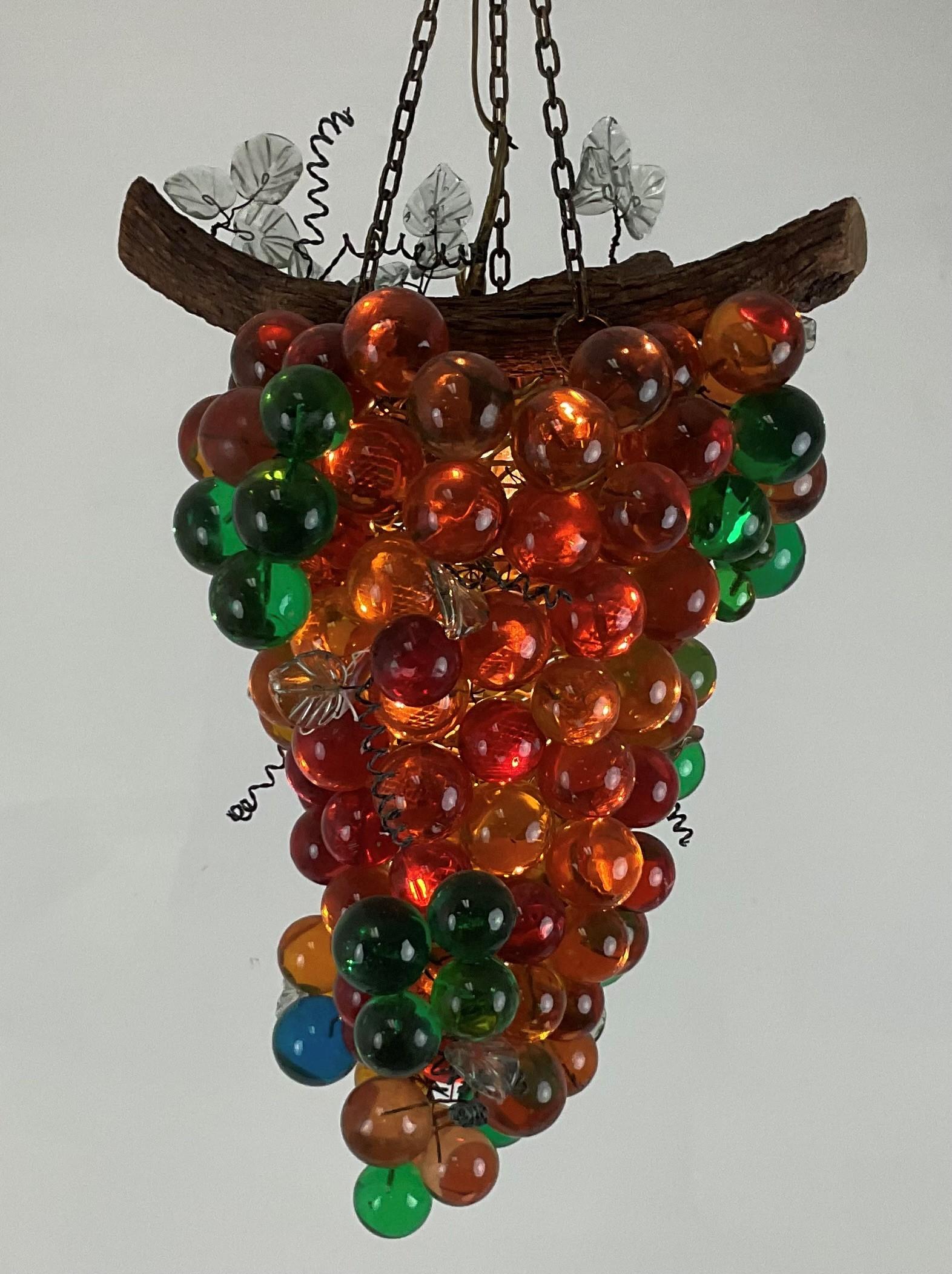 Mid-Century moderno Enorme lampadario a forma di uva in lucite multicolore in vendita