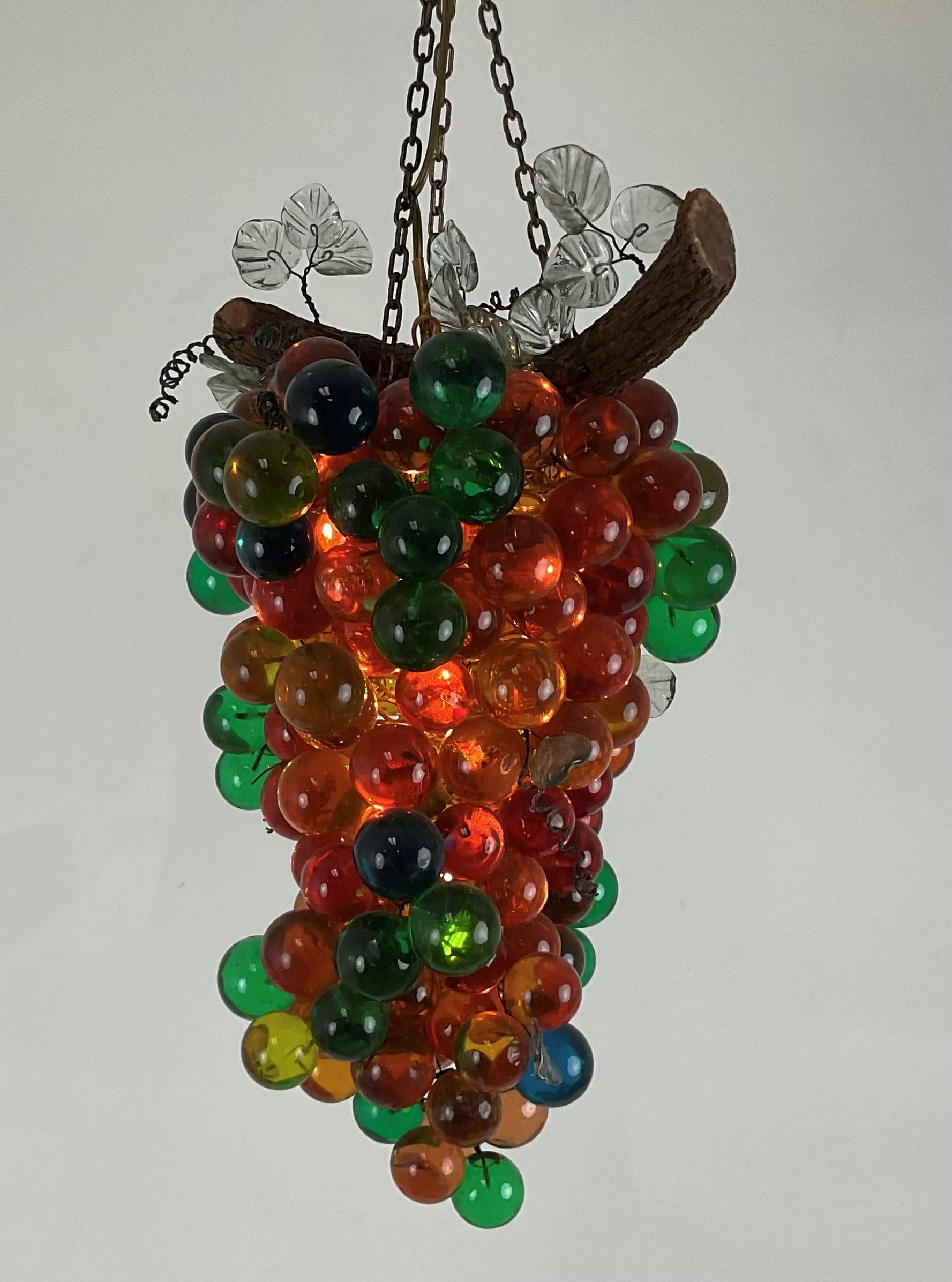 Italiano Enorme lampadario a forma di uva in lucite multicolore in vendita