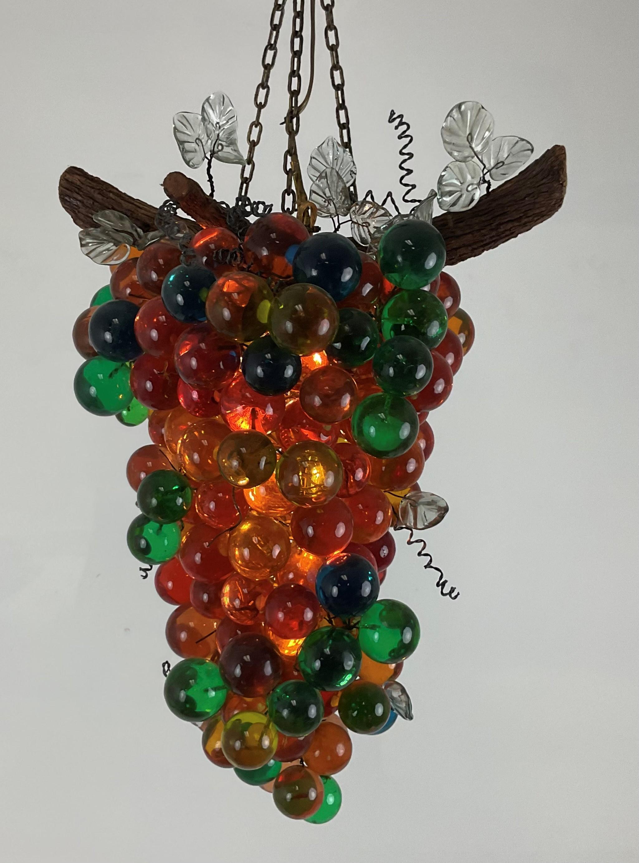 Enorme lampadario a forma di uva in lucite multicolore In condizioni buone in vendita a West Palm Beach, FL
