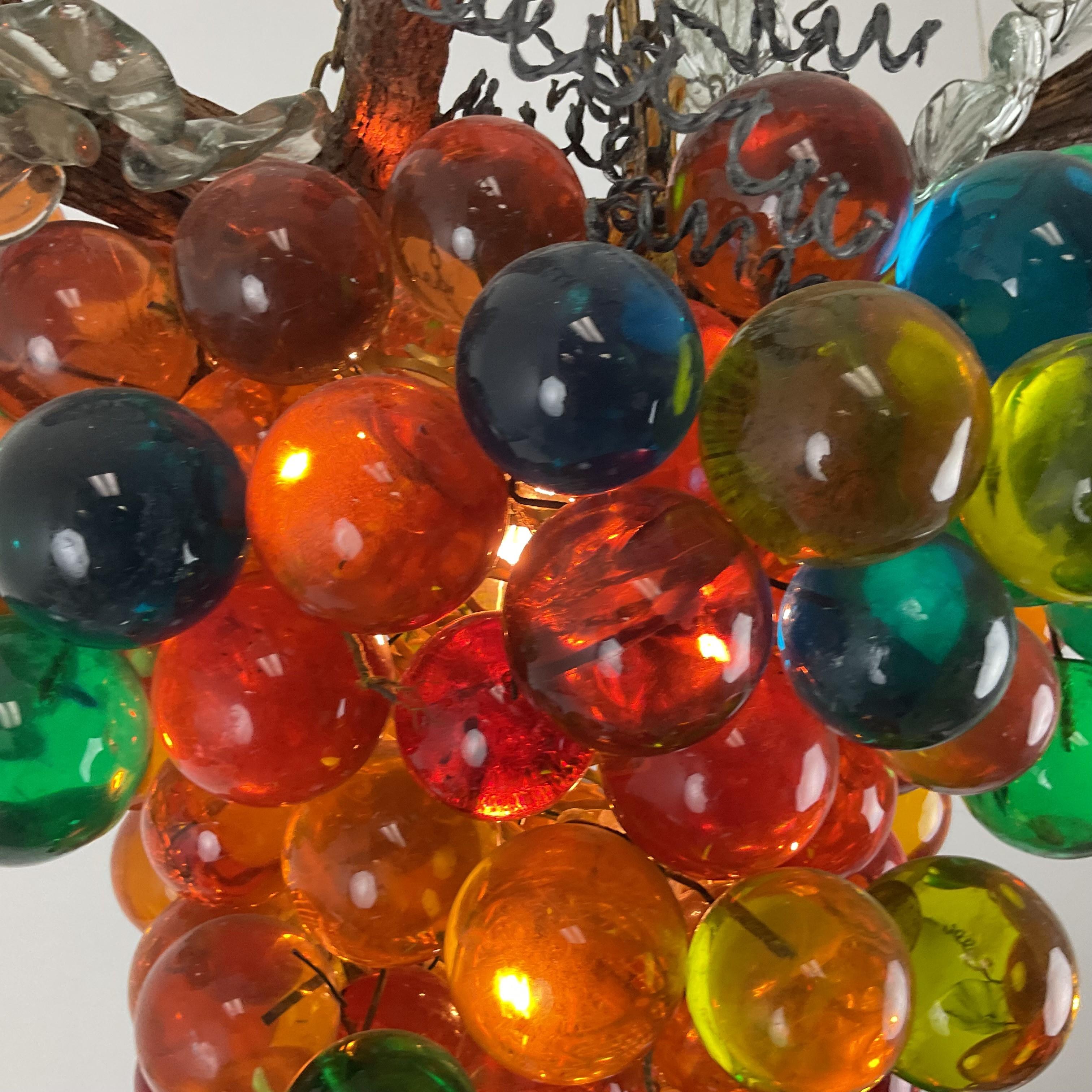 Metà XX secolo Enorme lampadario a forma di uva in lucite multicolore in vendita